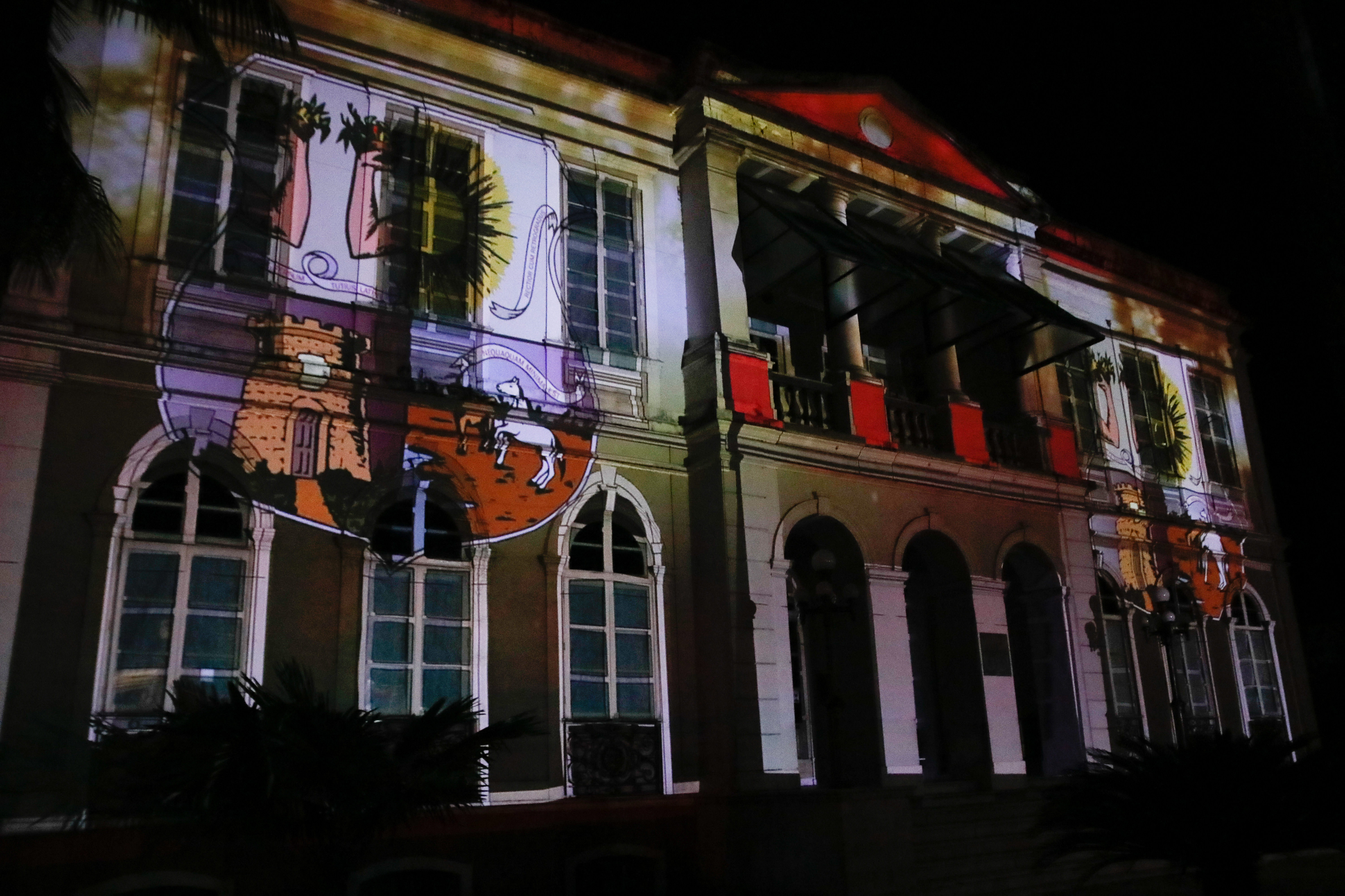 Projeção ilumina fachada com imagens do Círio e comemora os 50 anos da Codem