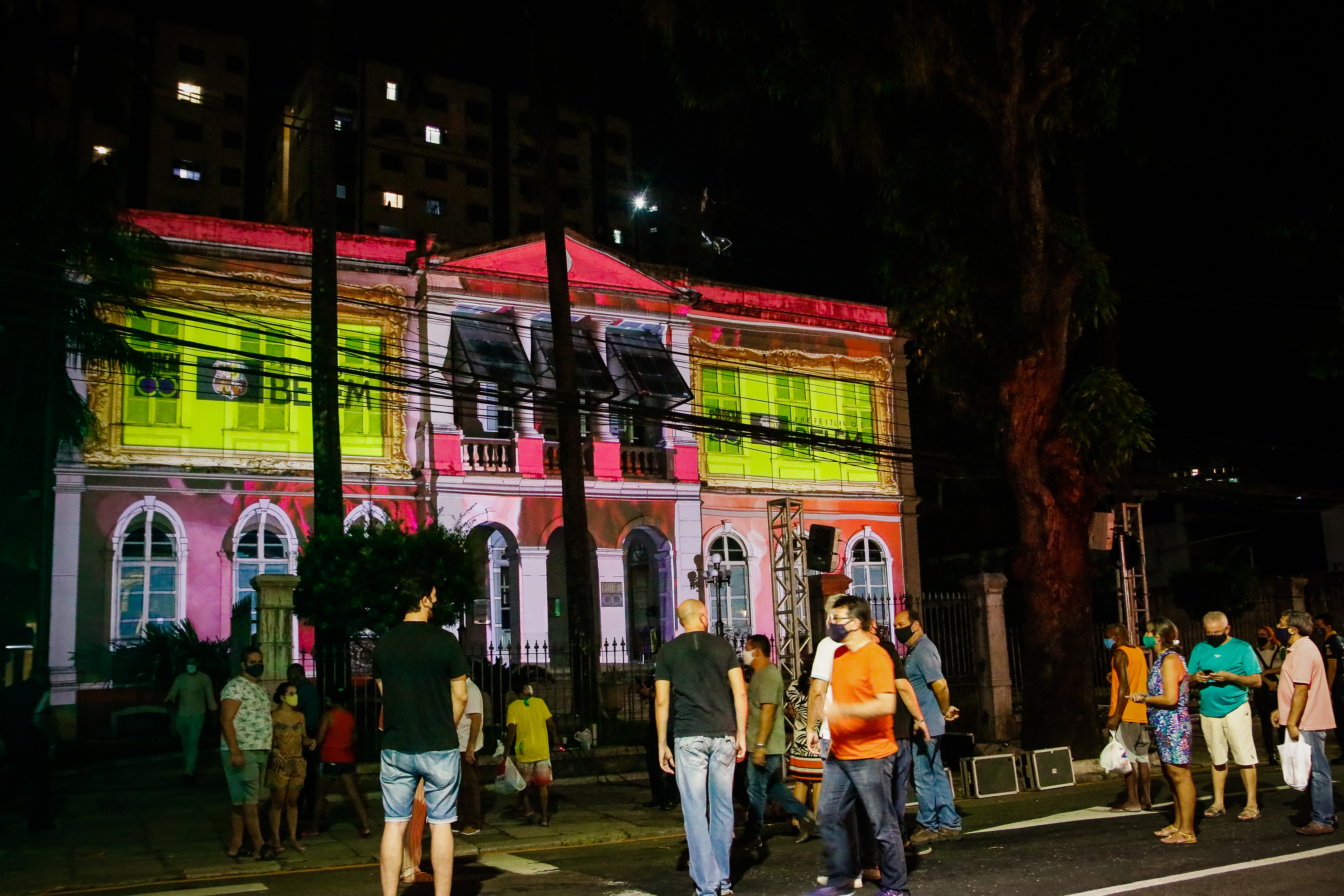 Projeção ilumina fachada com imagens do Círio e comemora os 50 anos da Codem