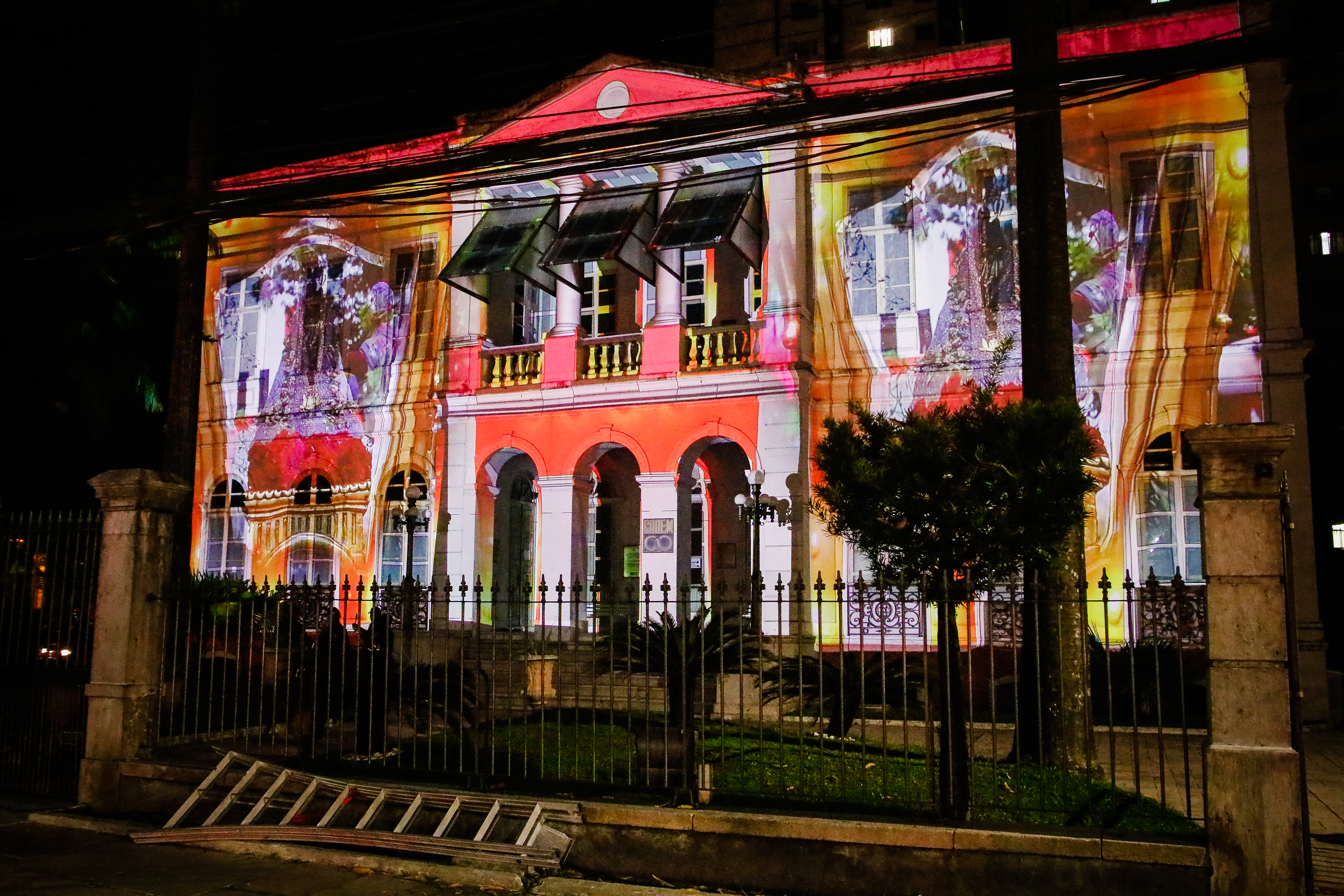 Projeção ilumina fachada com imagens do Círio e comemora os 50 anos da Codem