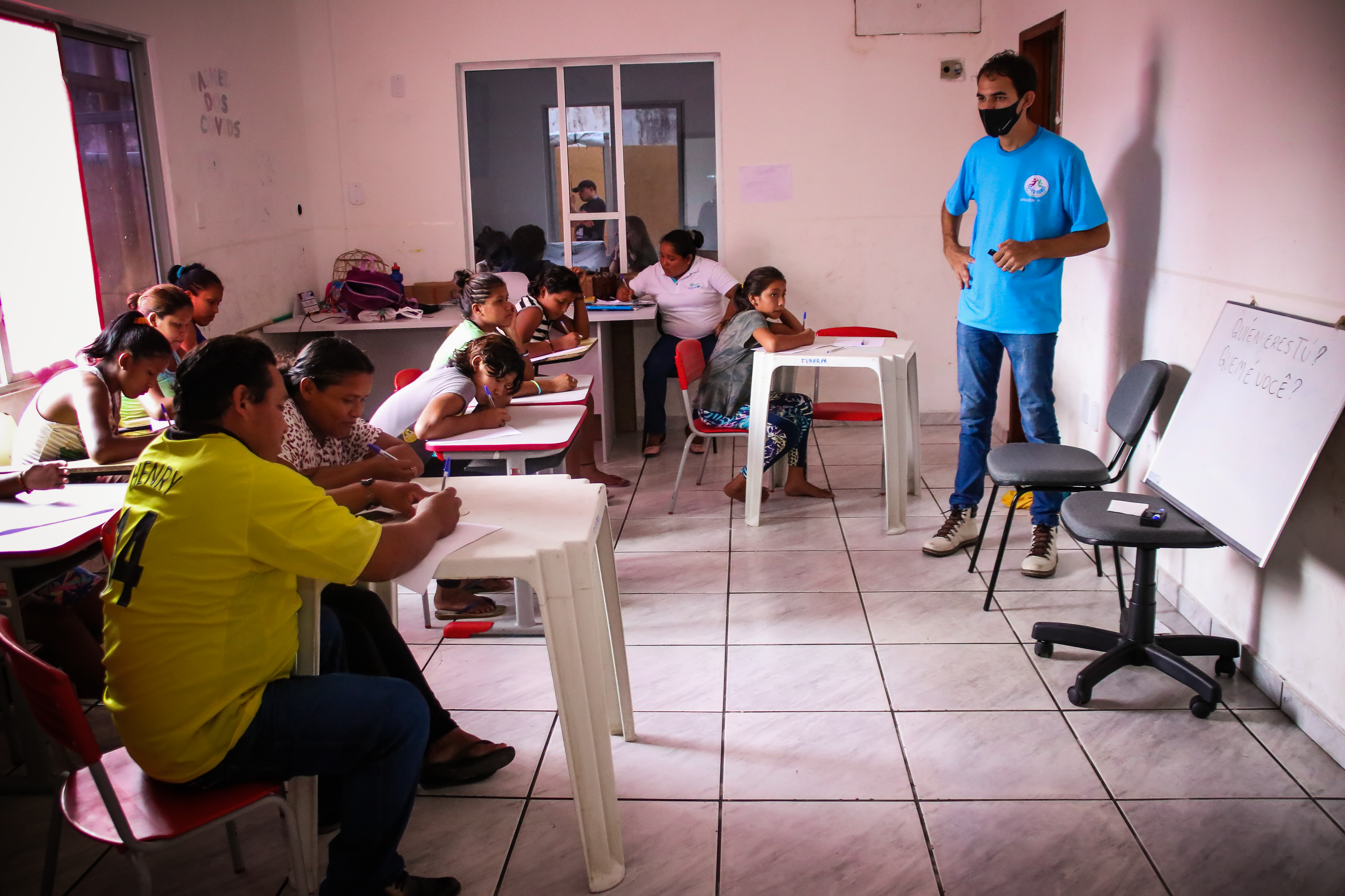 Indígenas venezuelanos recebem aulas de língua portuguesa 