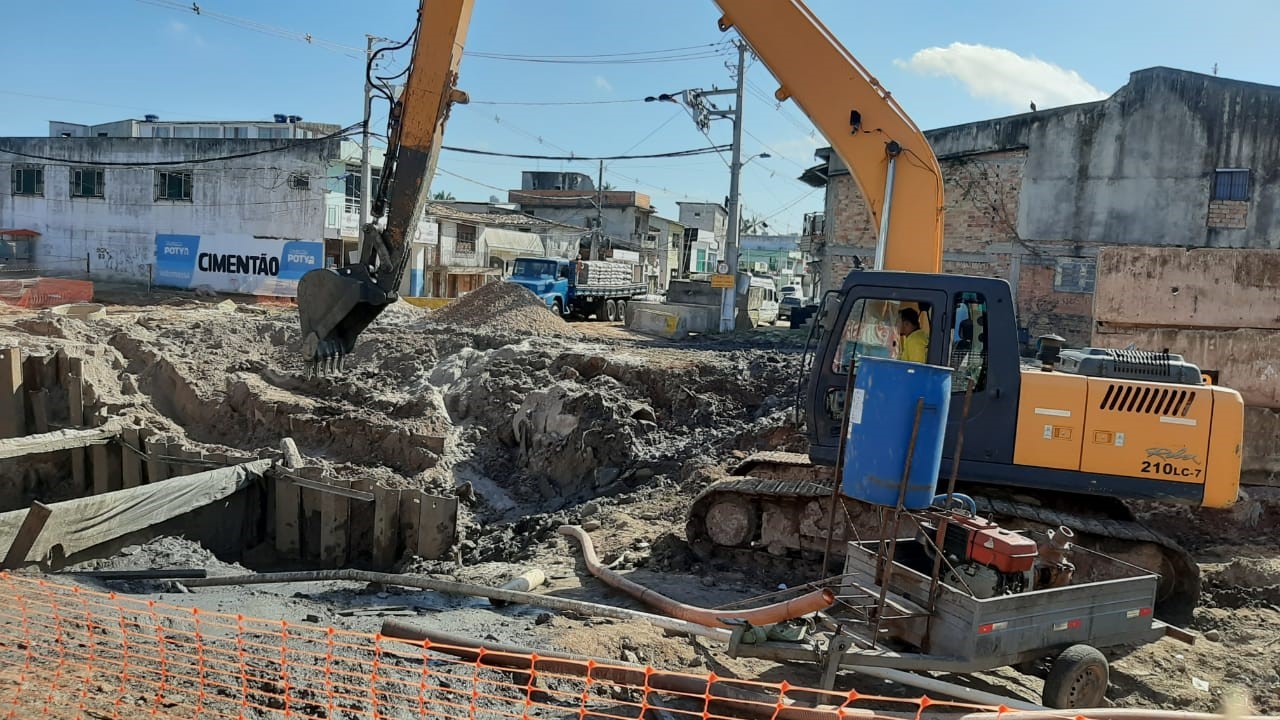 Equipes da prefeitura vistoriam a execução das obras da avenida Bernardo Sayão