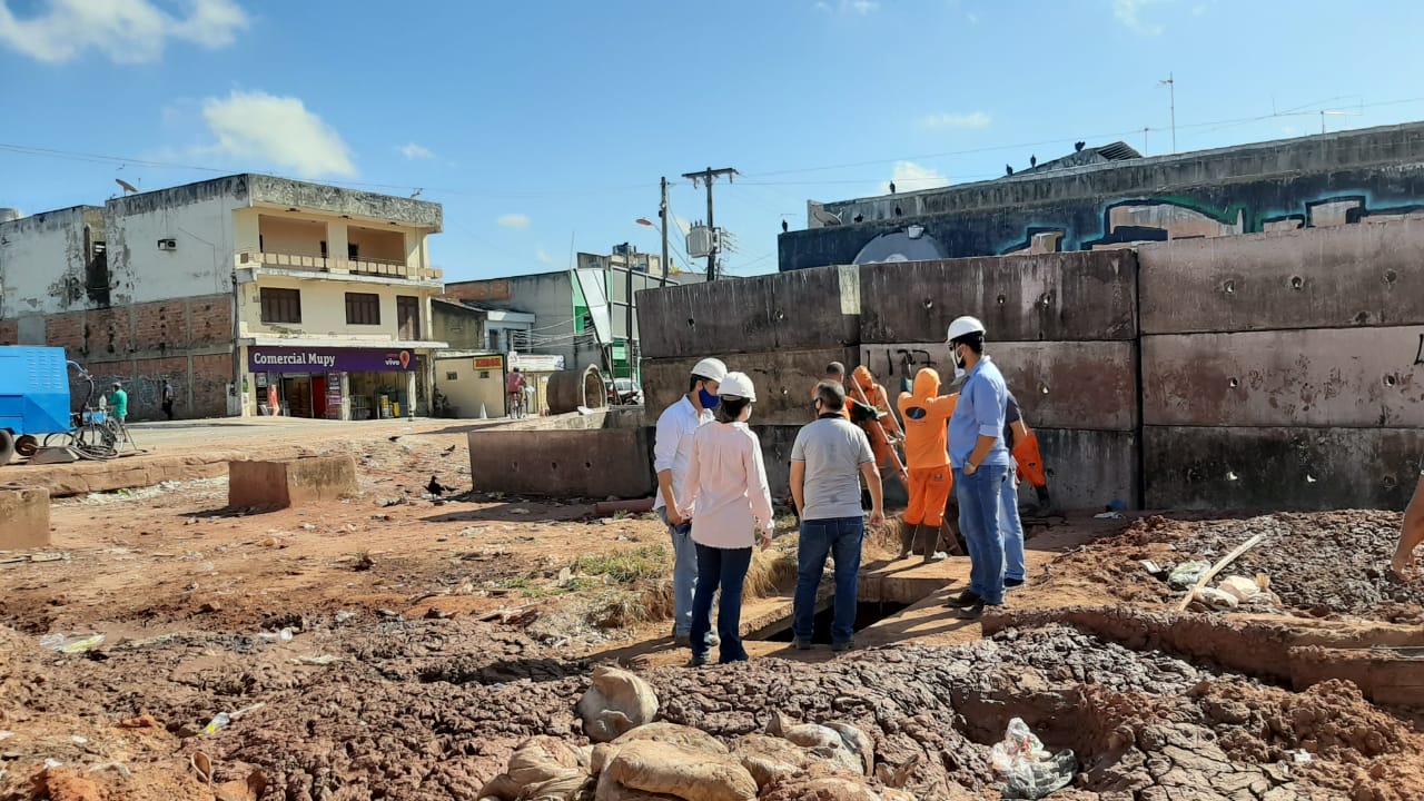 Equipes da prefeitura vistoriam a execução das obras da avenida Bernardo Sayão