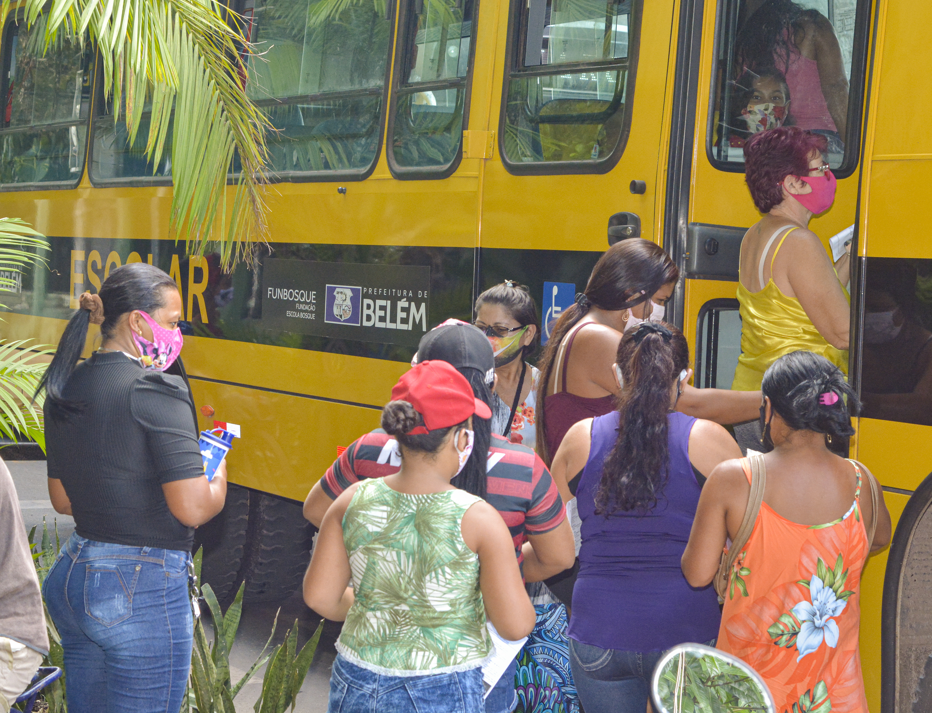 Alunos de Outeiro recebem kits de merenda escolar