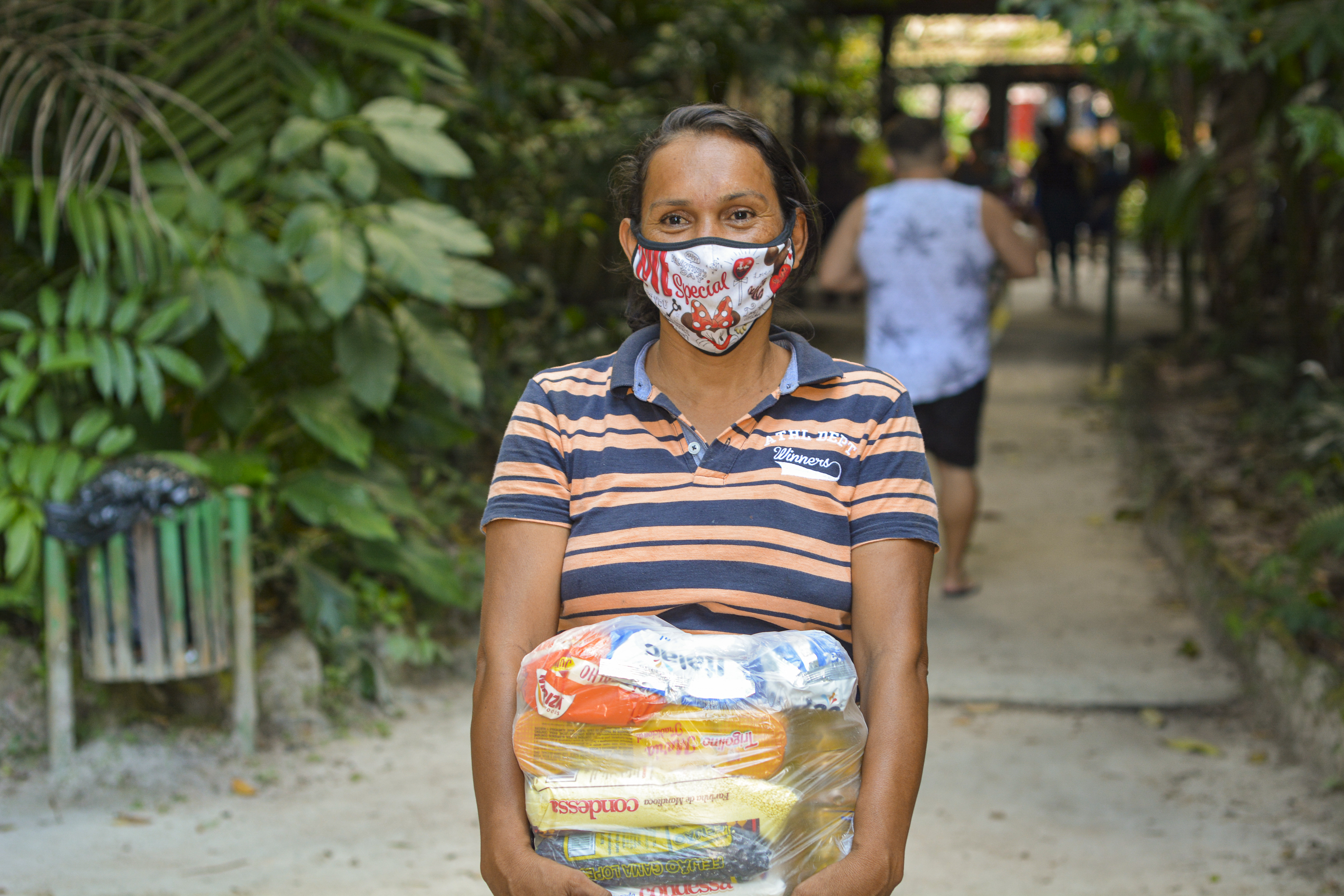 Alunos de Outeiro recebem kits de merenda escolar