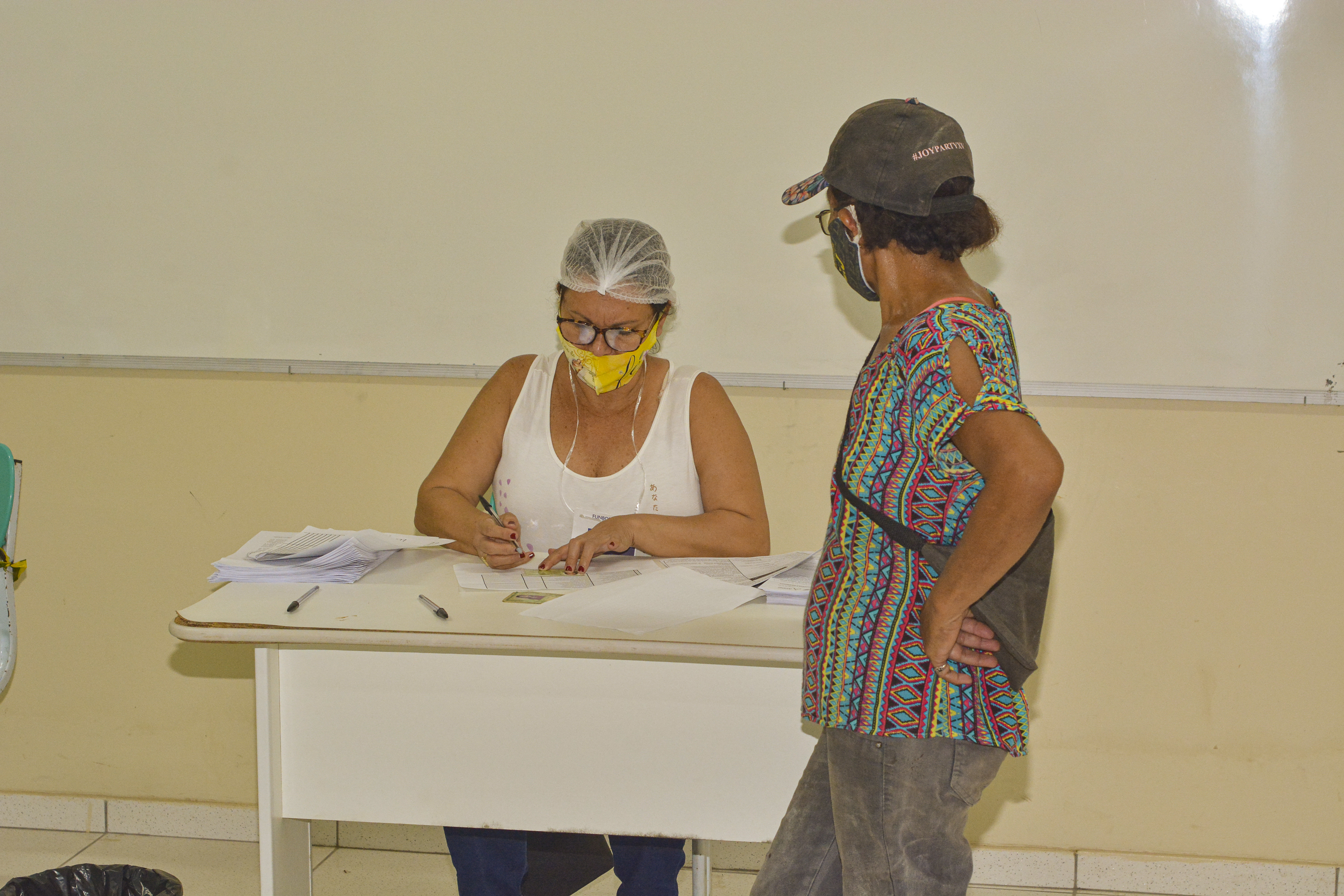 Alunos de Outeiro recebem kits de merenda escolar