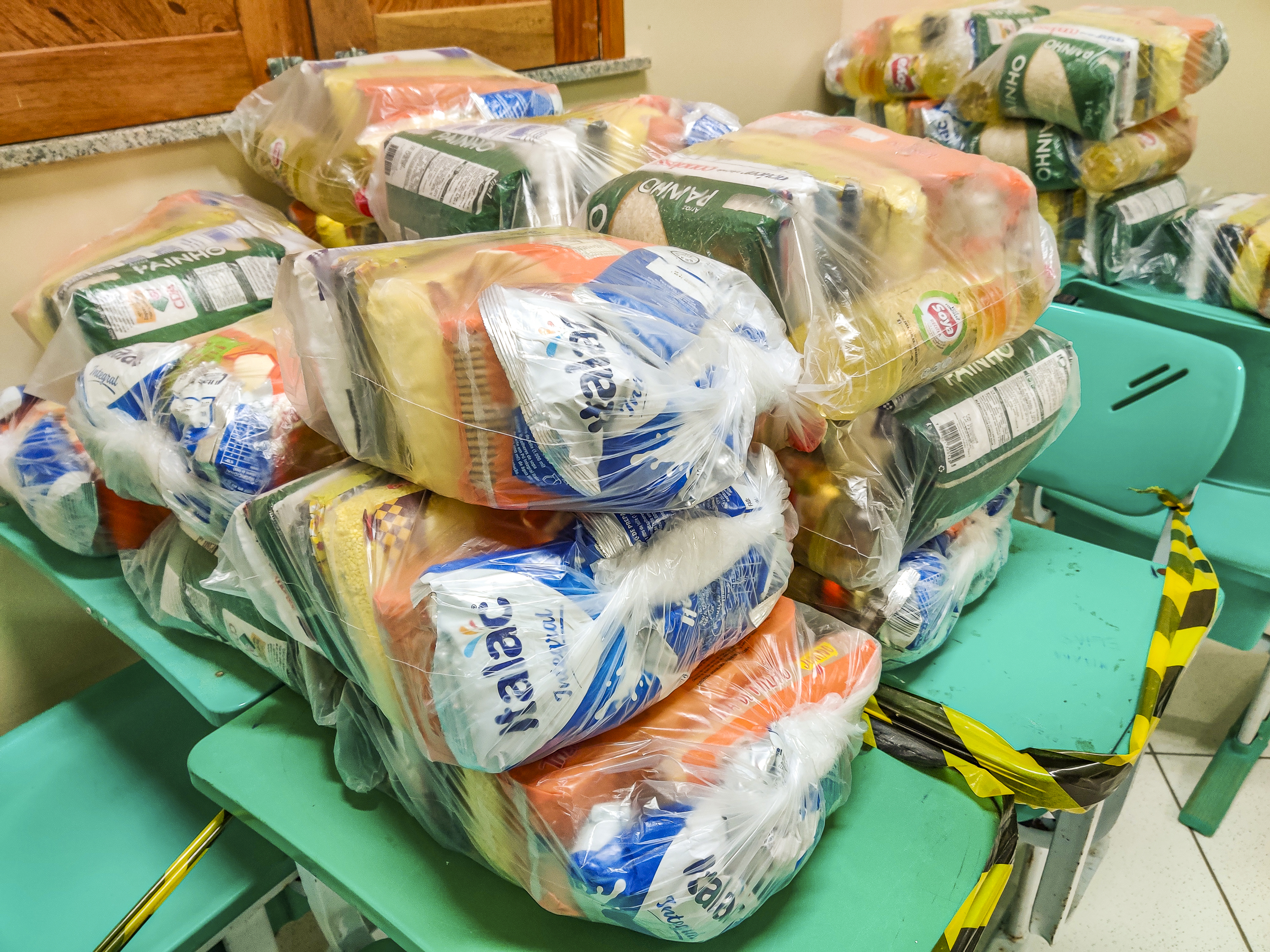 Alunos de Outeiro recebem kits de merenda escolar