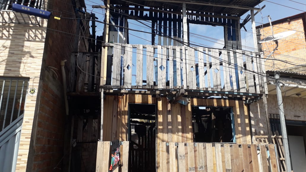 Defesa civil atende famílias vítimas de incêndio no bairro de Fátima