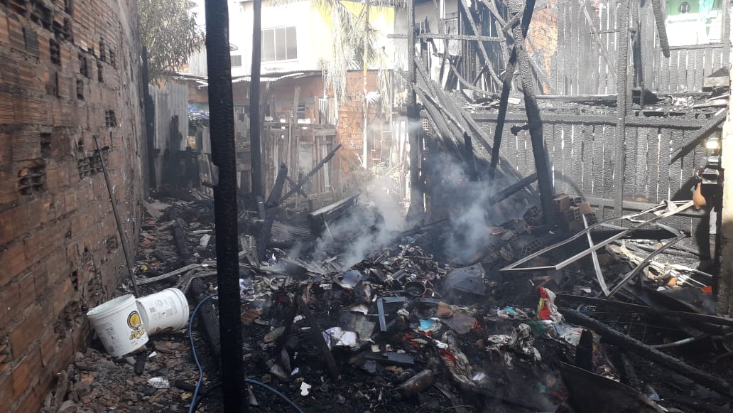 Defesa civil atende famílias vítimas de incêndio no bairro de Fátima