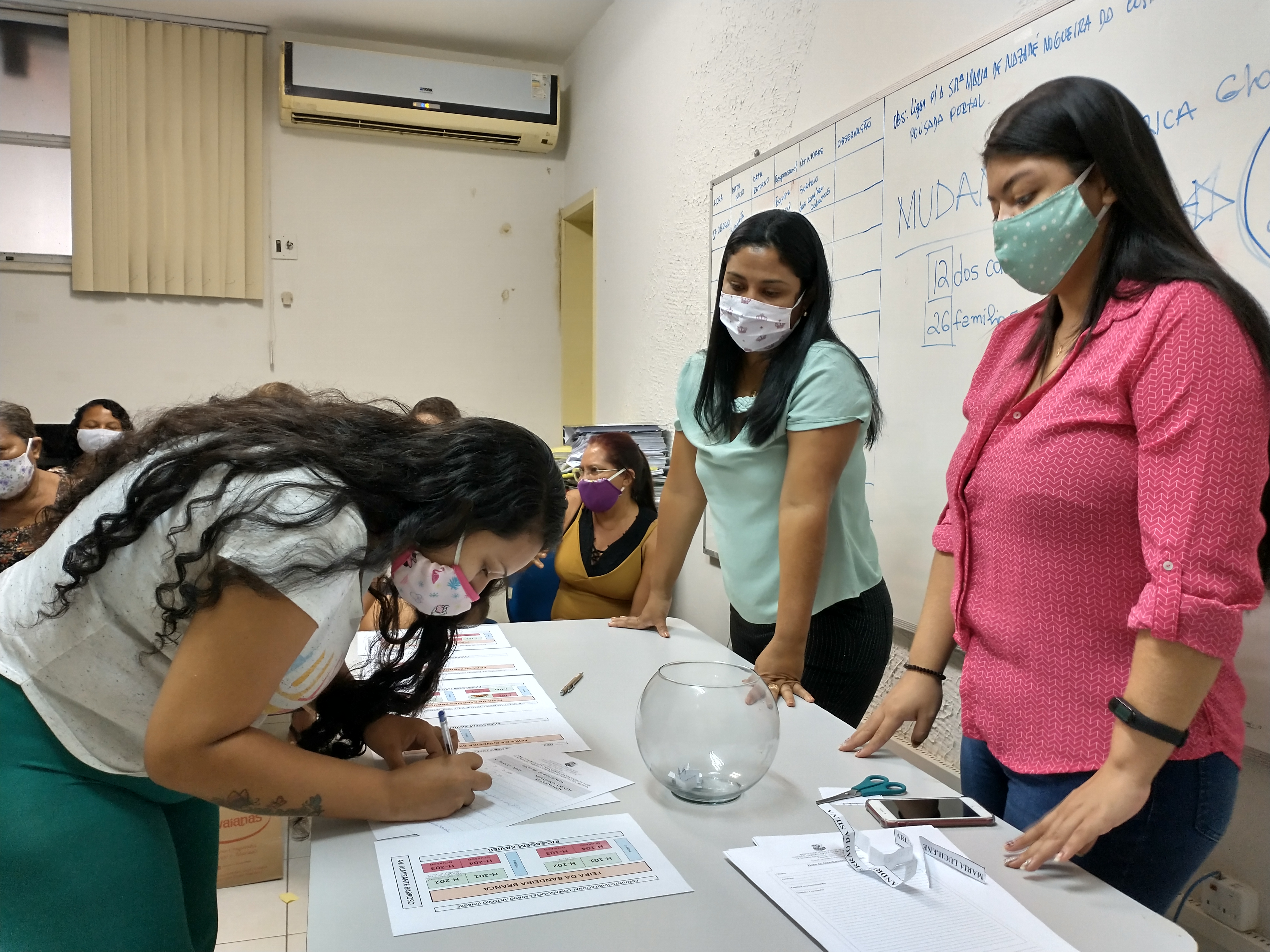 Famílias remanejadas de áreas de obras do Promaben ganham moradia digna