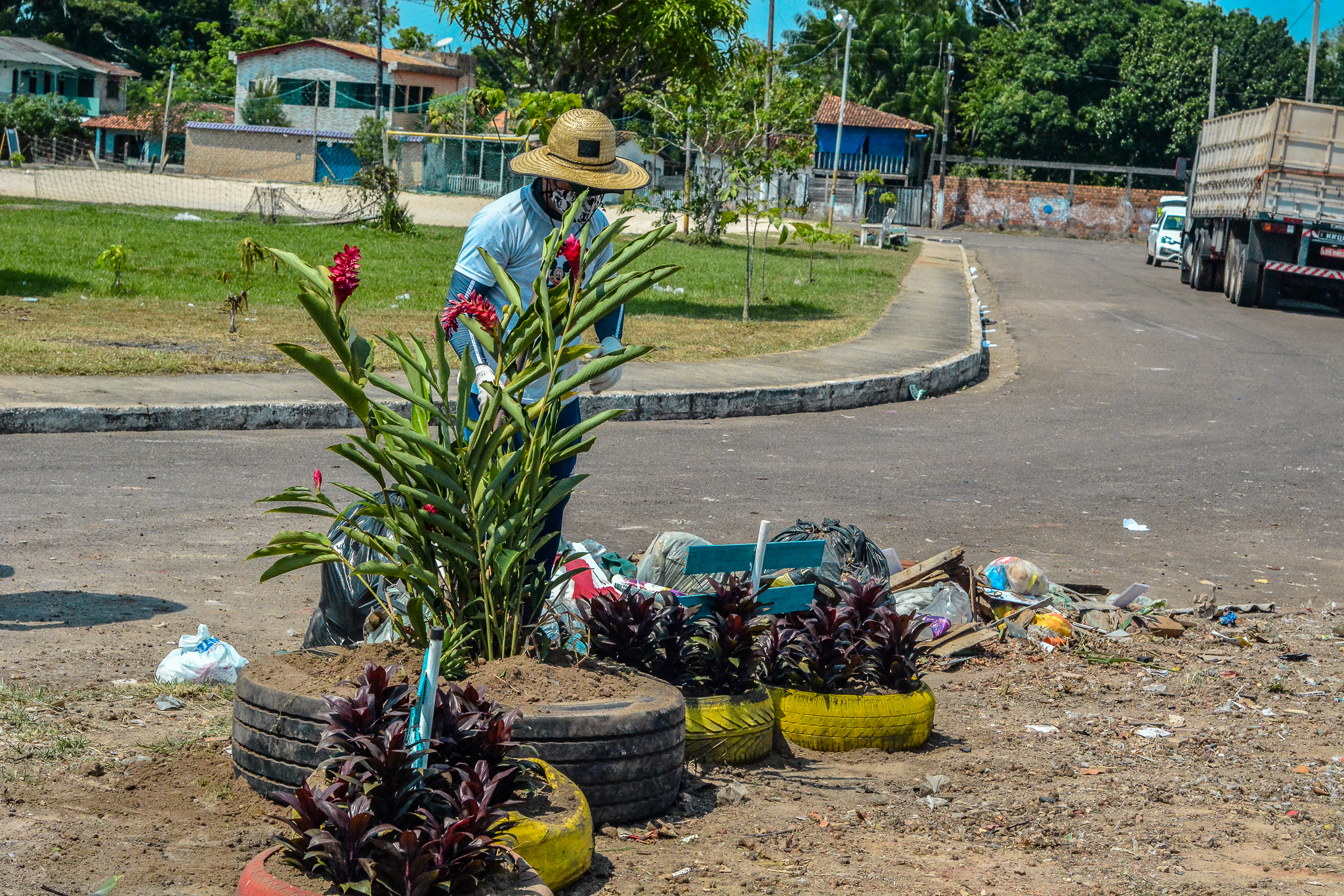 Em Outeiro, Prefeitura transforma ponto de descarte irregular de lixo em área verde