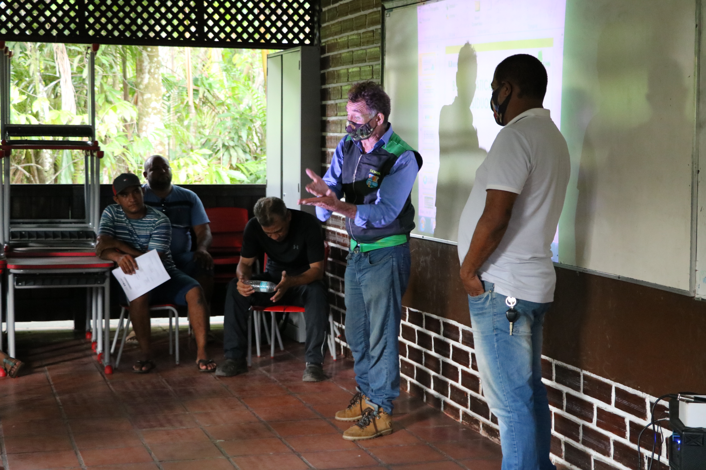 Ribeirinhos e trabalhadores do Combu recebem capacitação em Gestão de Resíduos Sólidos