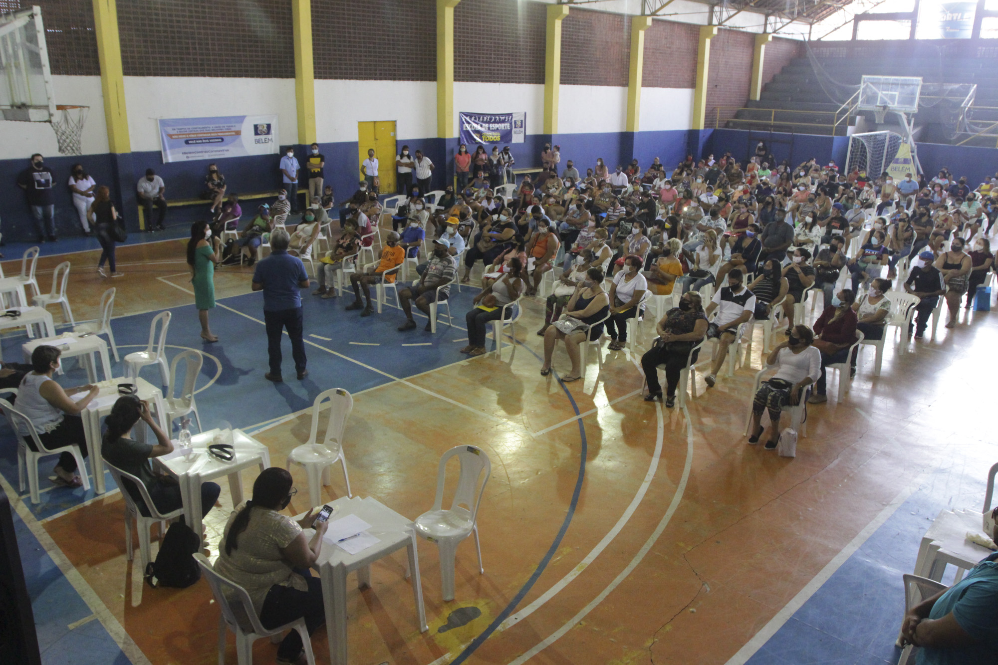 Famílias do Viver Tenoné II assinam contrato de entrega de imóveis