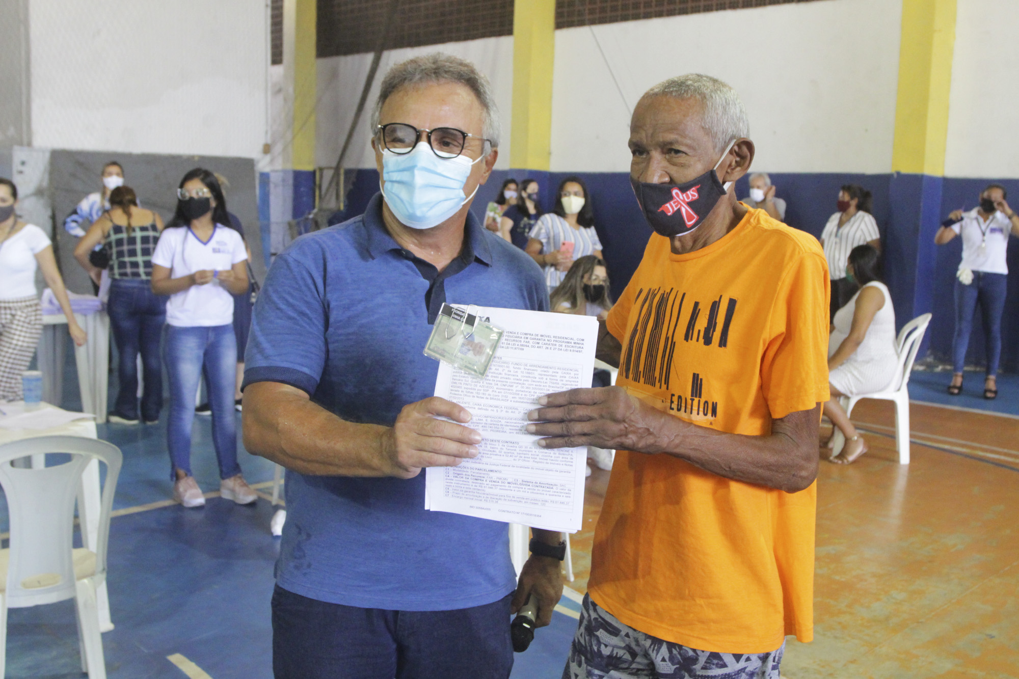 Famílias do Viver Tenoné II assinam contrato de entrega de imóveis