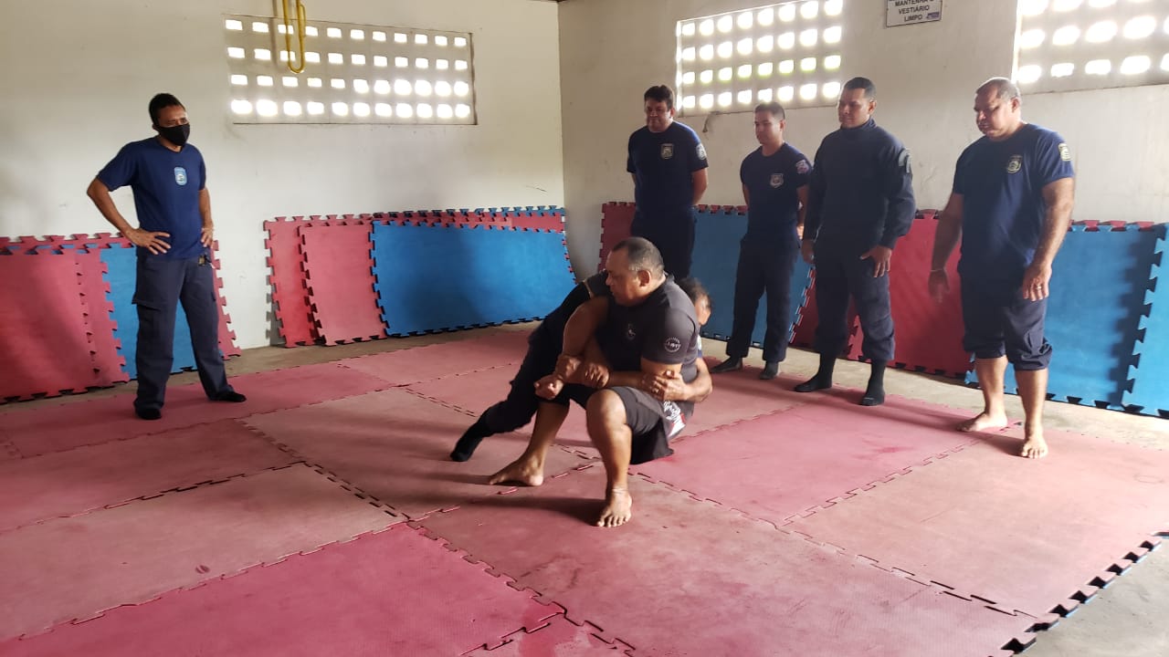 Guardas municipais participam de aula prática de defesa pessoal