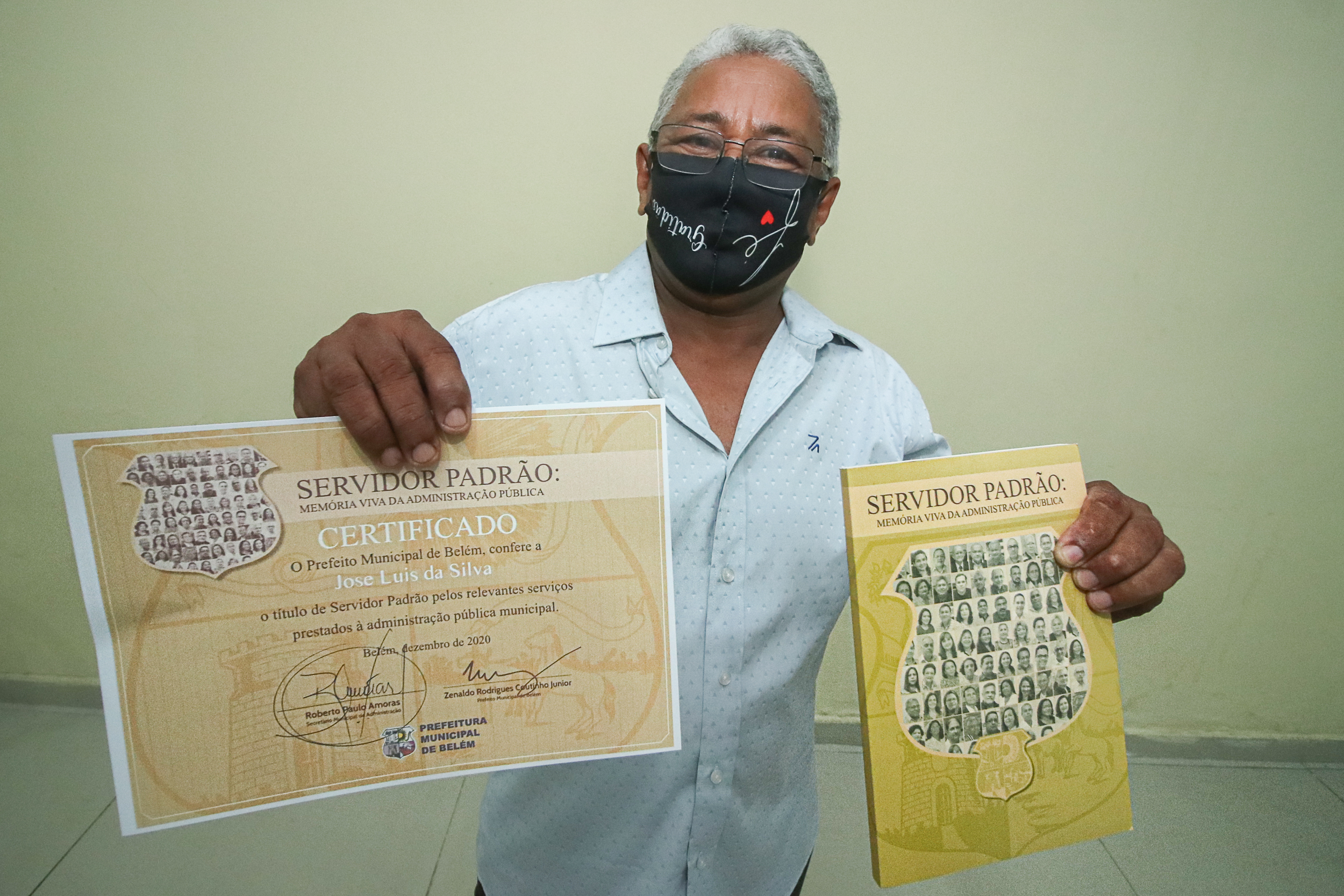 Servidores municipais são homenageados com livro de trajetória na administração pública