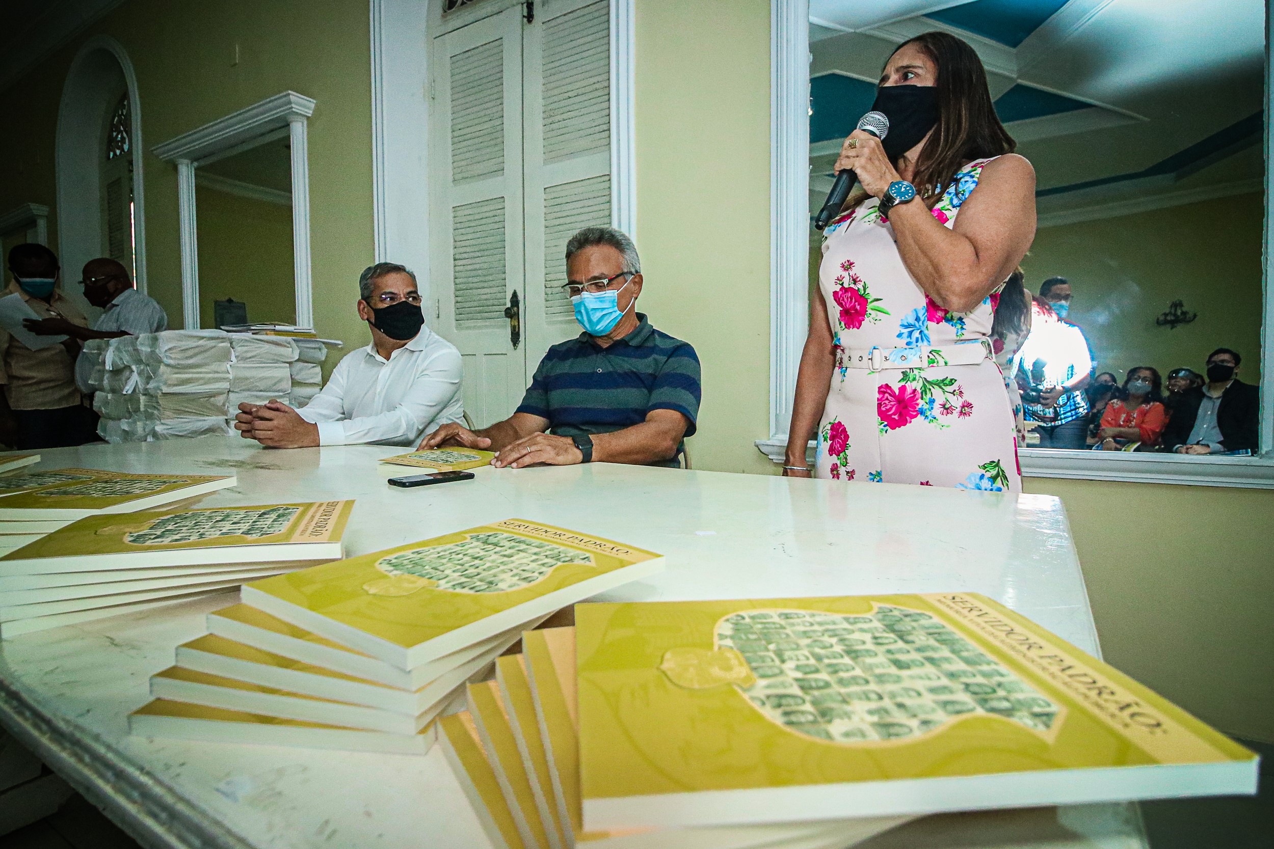 Servidores municipais são homenageados com livro de trajetória na administração pública