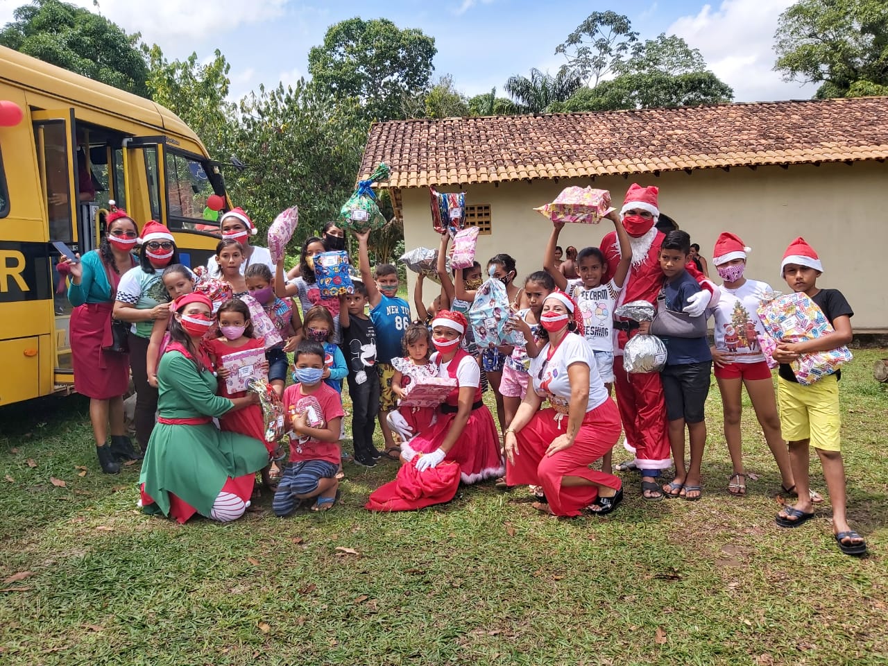 Escola de Campo leva magia do Natal ao encontro de estudantes ribeirinhos