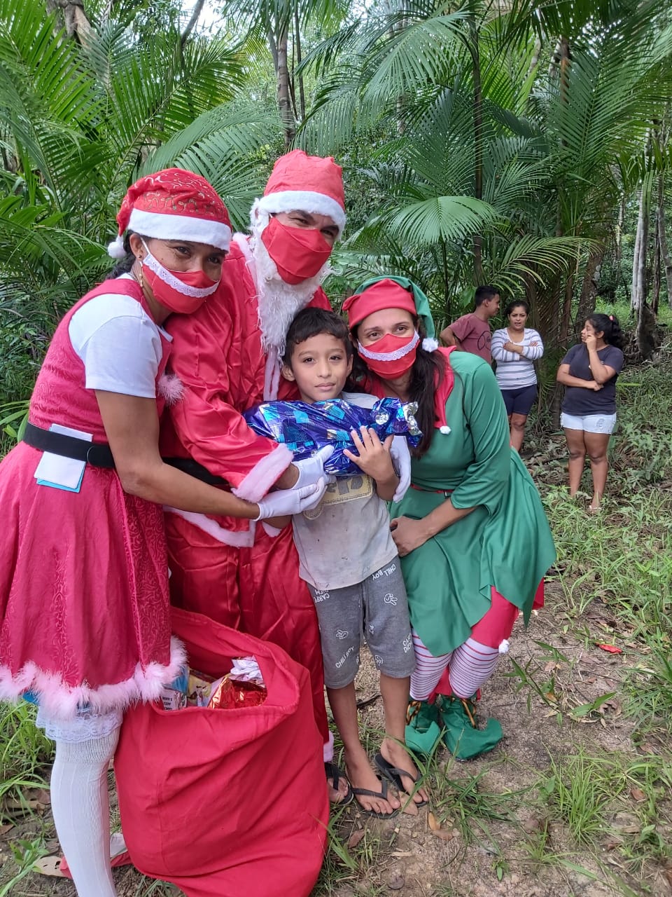 Escola de Campo leva magia do Natal ao encontro de estudantes ribeirinhos
