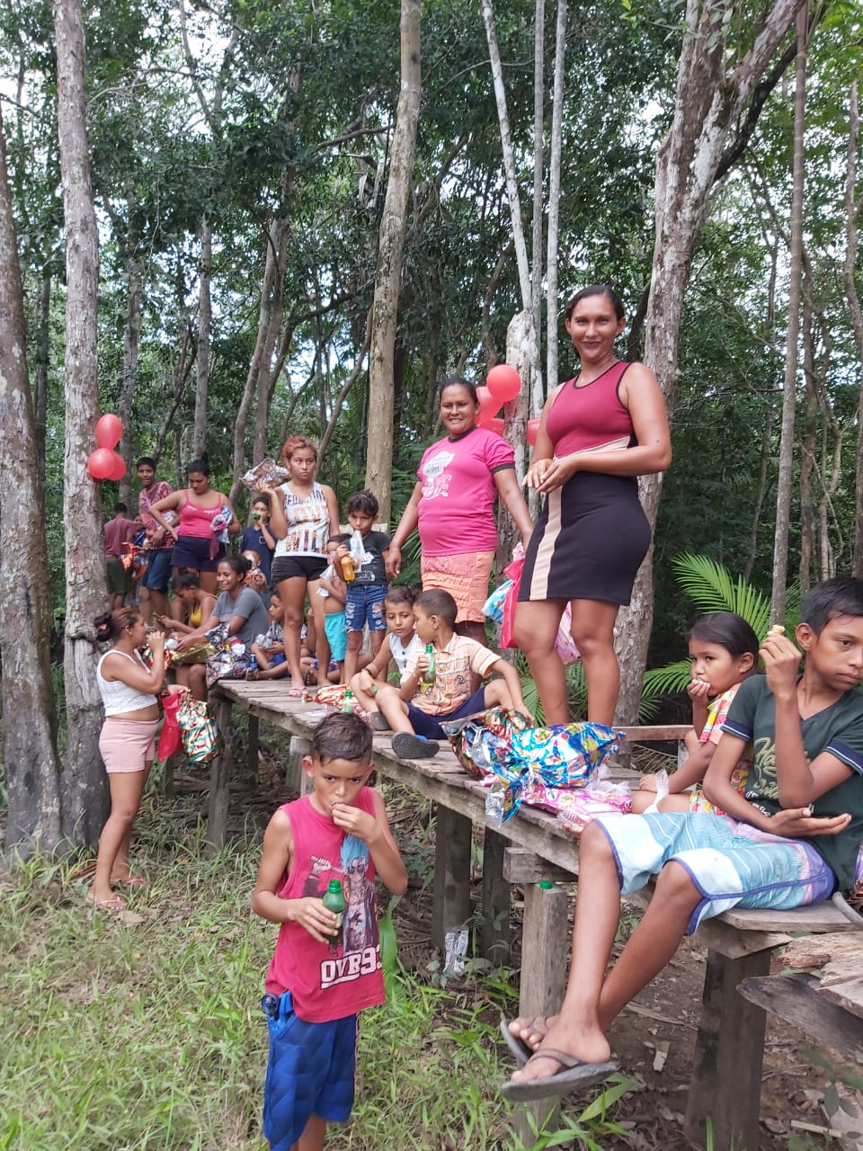 Escola de Campo leva magia do Natal ao encontro de estudantes ribeirinhos