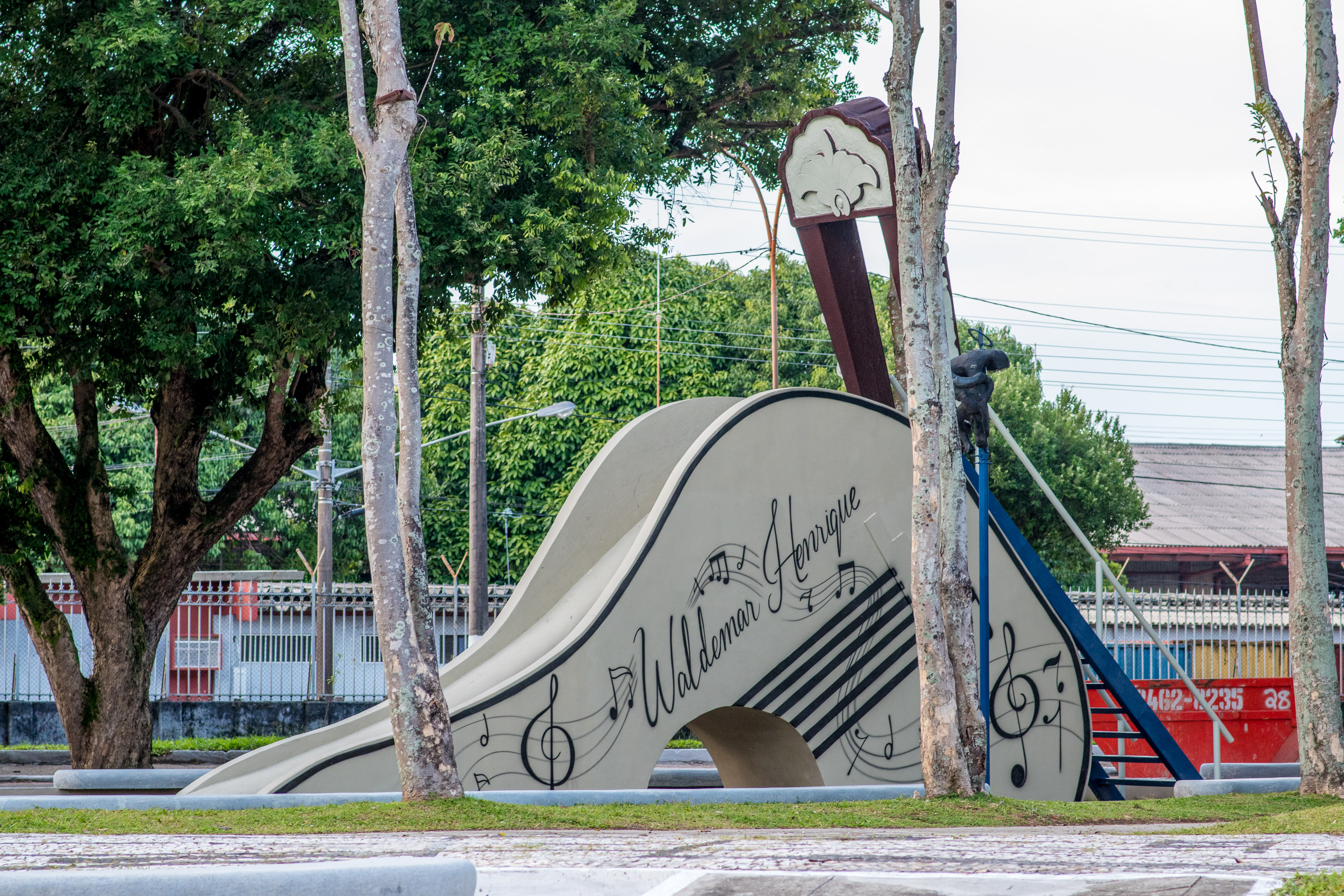 Praça Waldemar Henrique é entregue totalmente revitalizada