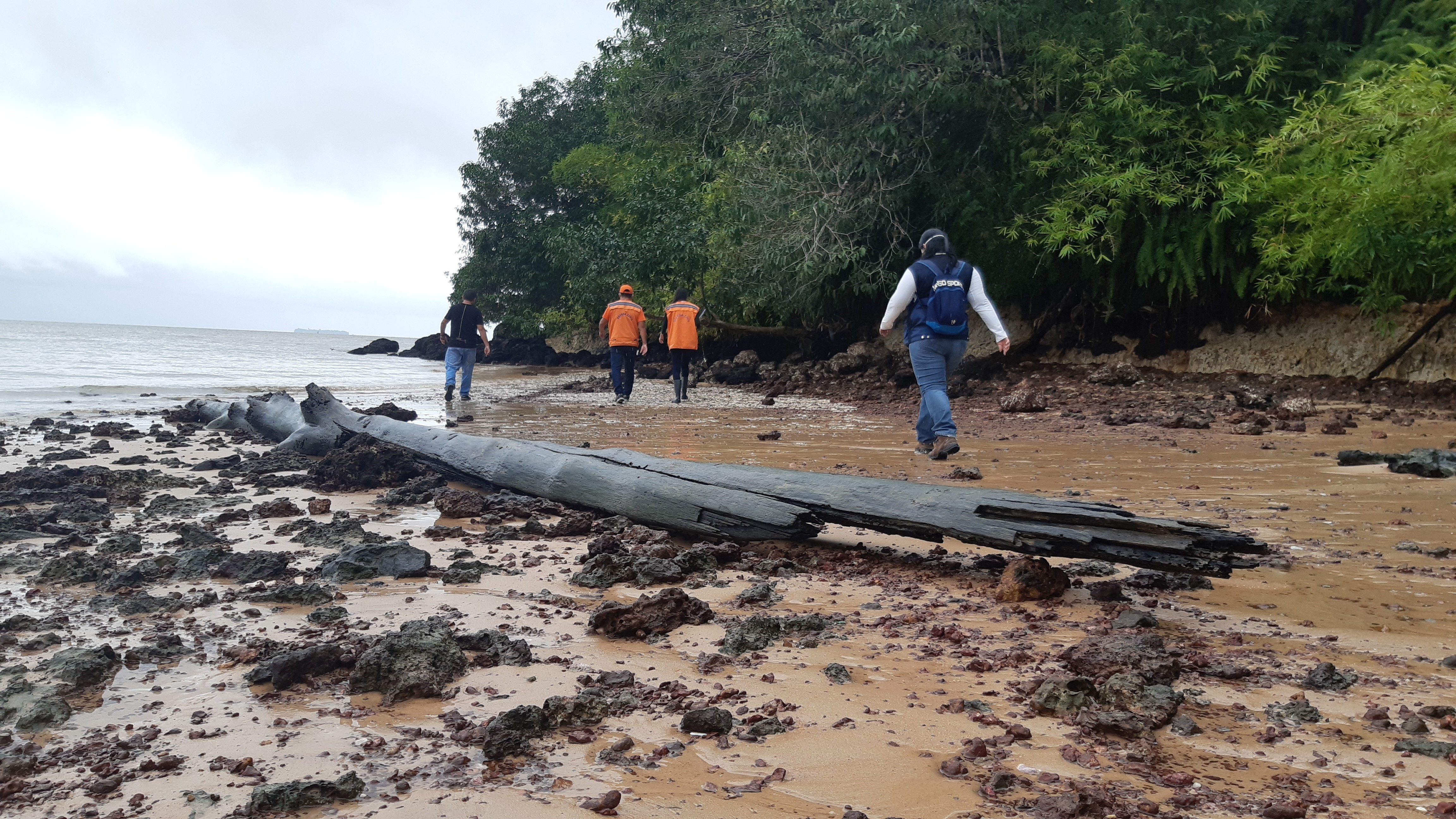 Defesa Civil interdita trecho da Avenida Beira-Mar, em Outeiro