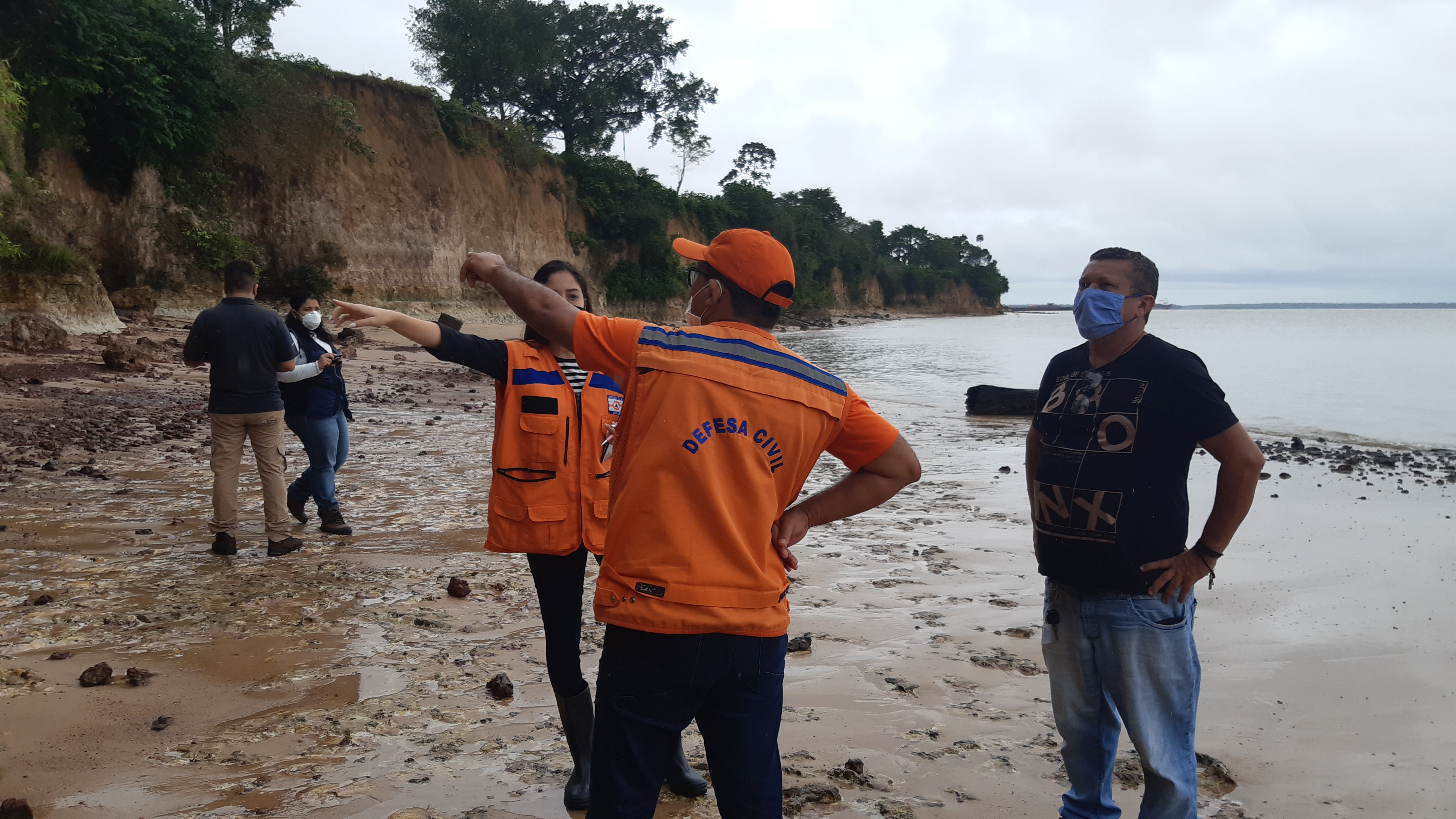 Defesa Civil interdita trecho da Avenida Beira-Mar, em Outeiro