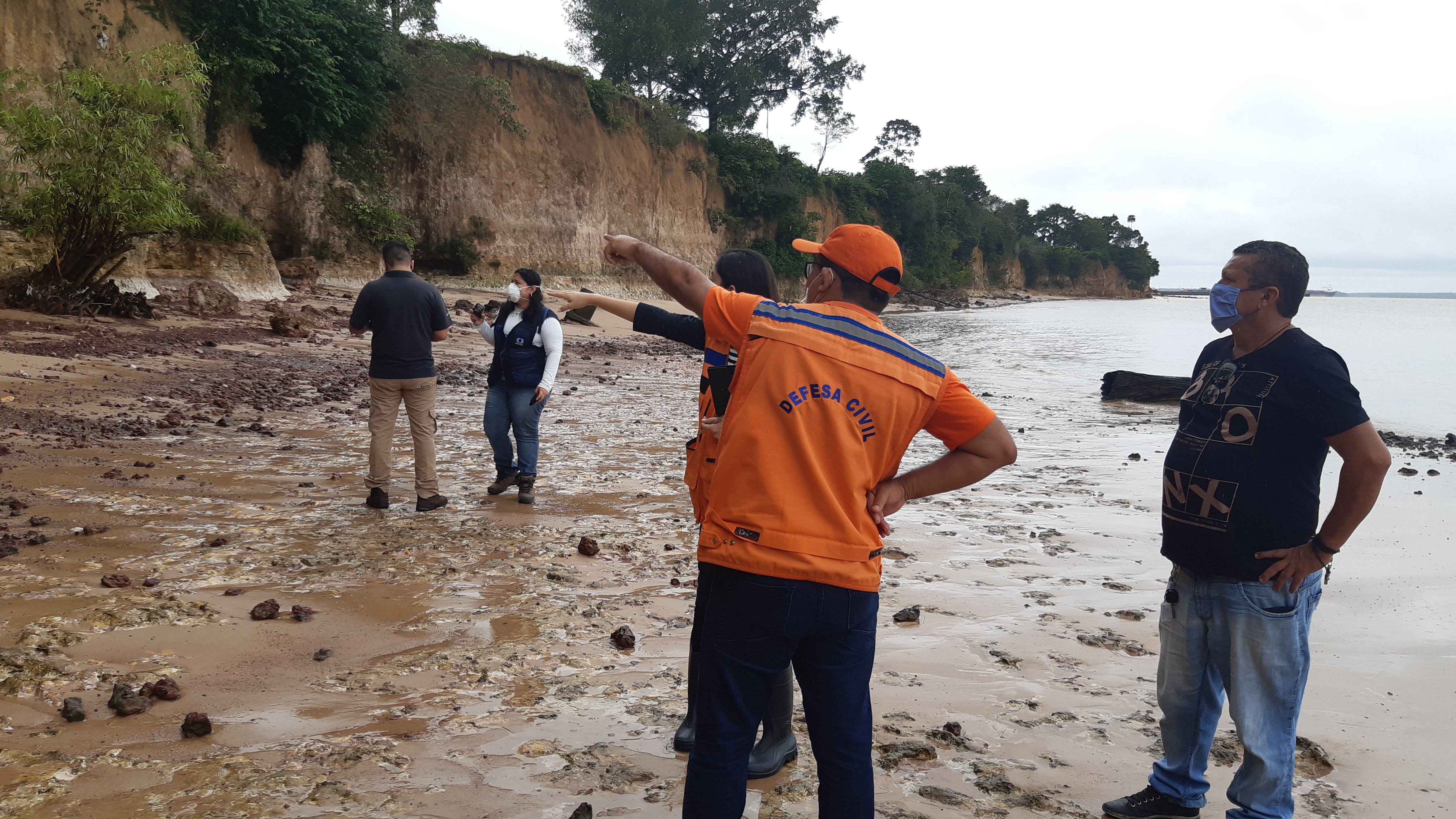 Defesa Civil interdita trecho da Avenida Beira-Mar, em Outeiro