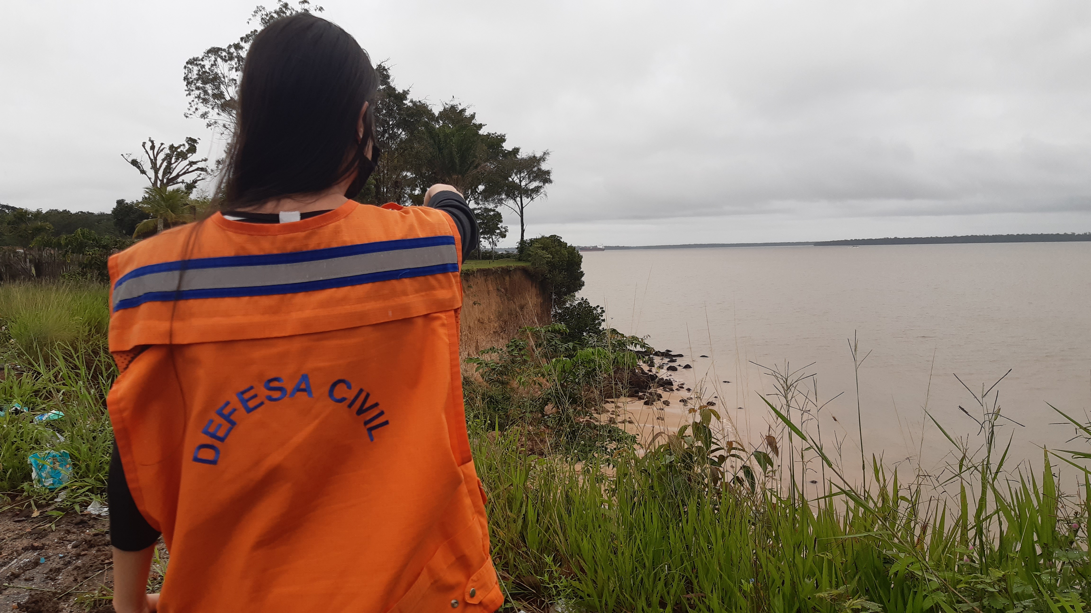 Defesa Civil interdita trecho da Avenida Beira-Mar, em Outeiro