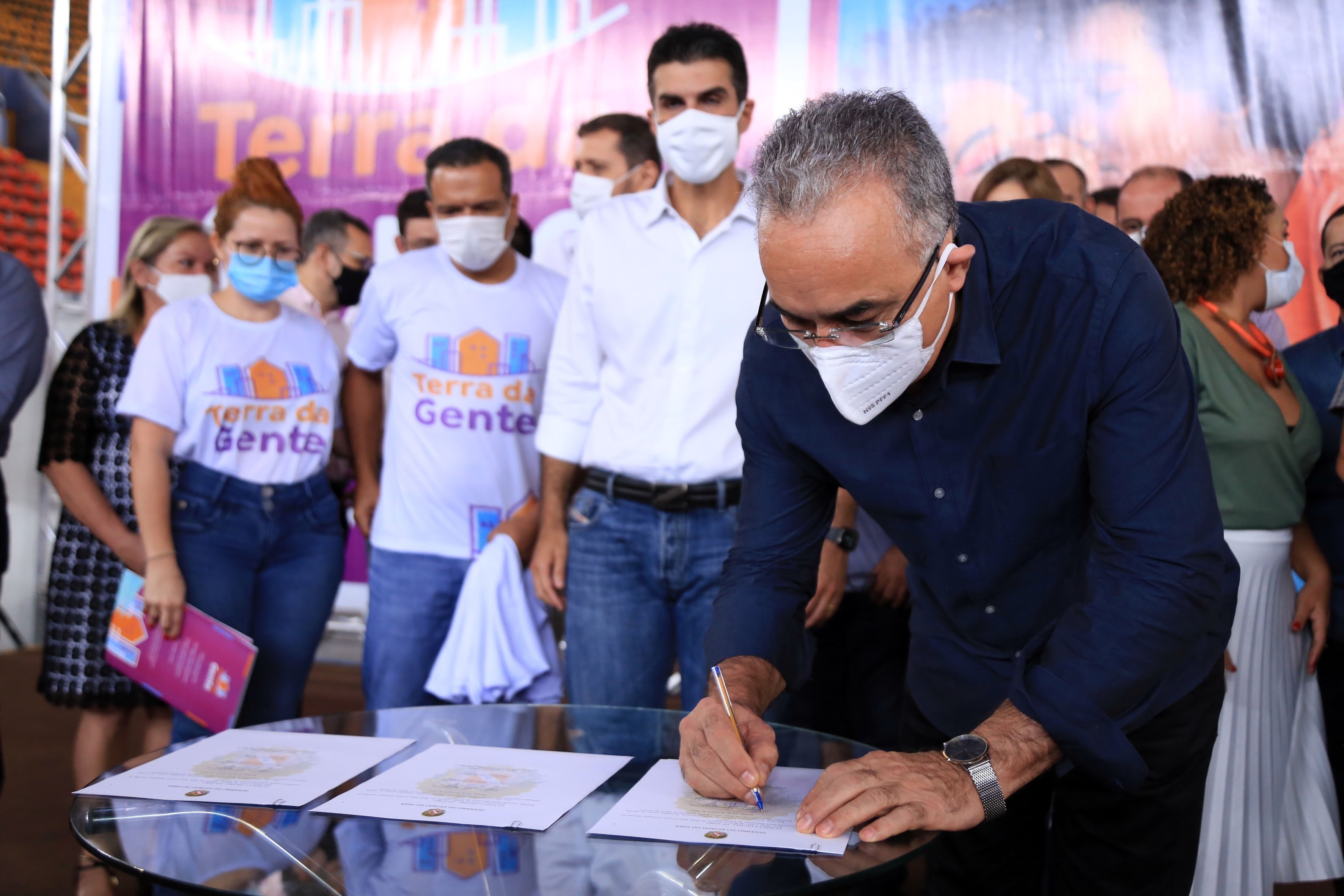 Prefeitura de Belém entrega 350 títulos de regularização no lançamento do programa Terra da Gente
