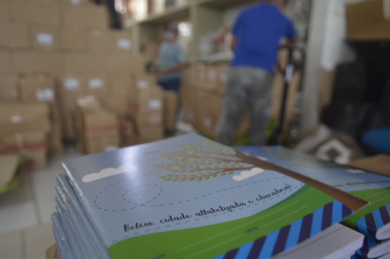Semec entrega novo kit escolar para as escolas municipais de Belém 
