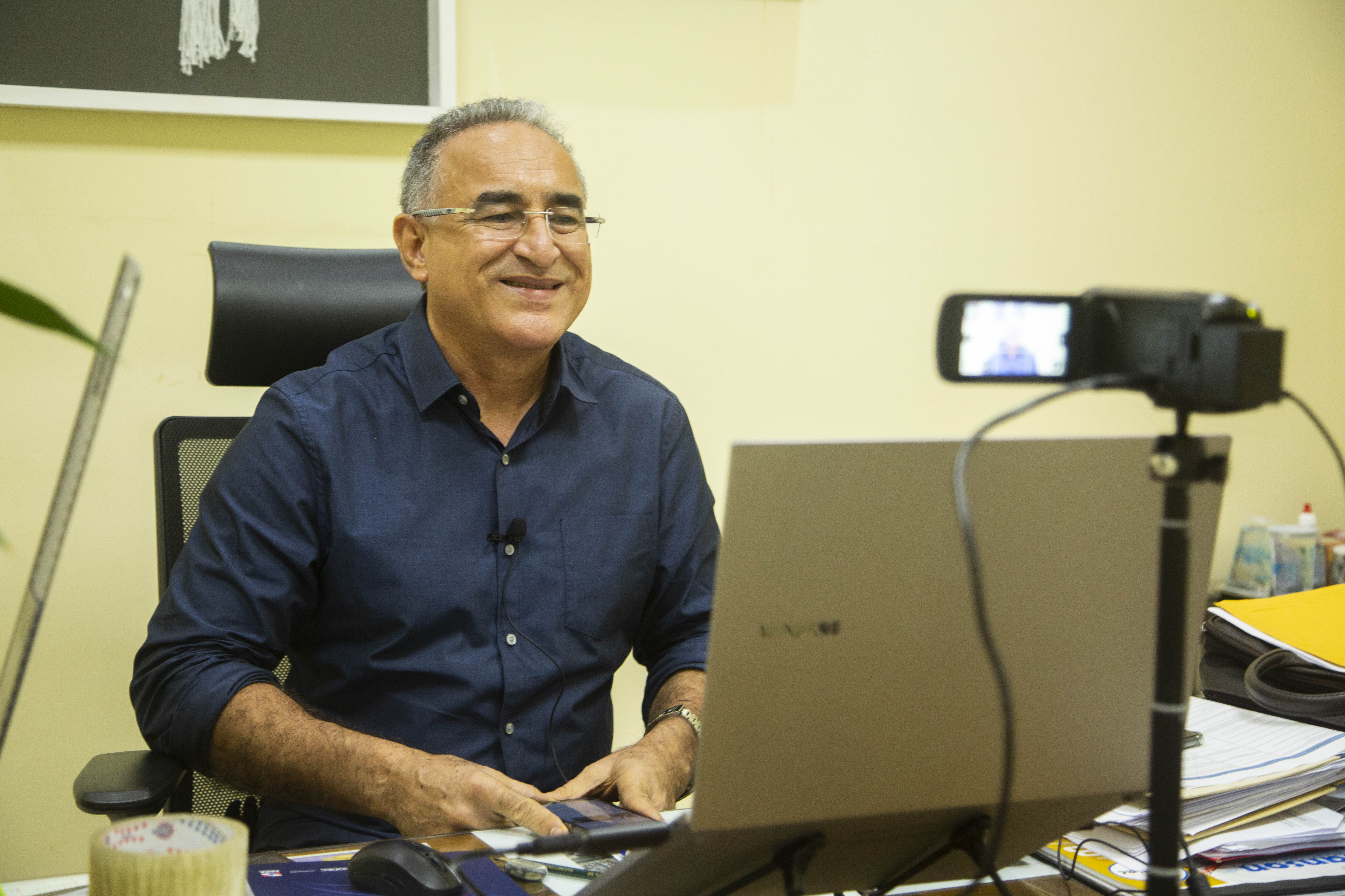 Prefeito prestigia live de aniversário do artista  paraense  Sebastião Tapajós 
