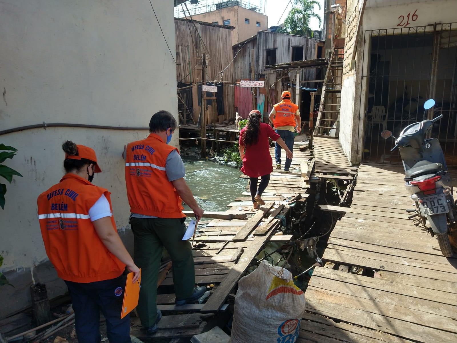 Defesa Civil de Belém faz vistoria em residências alagadas na área da Terra Firme