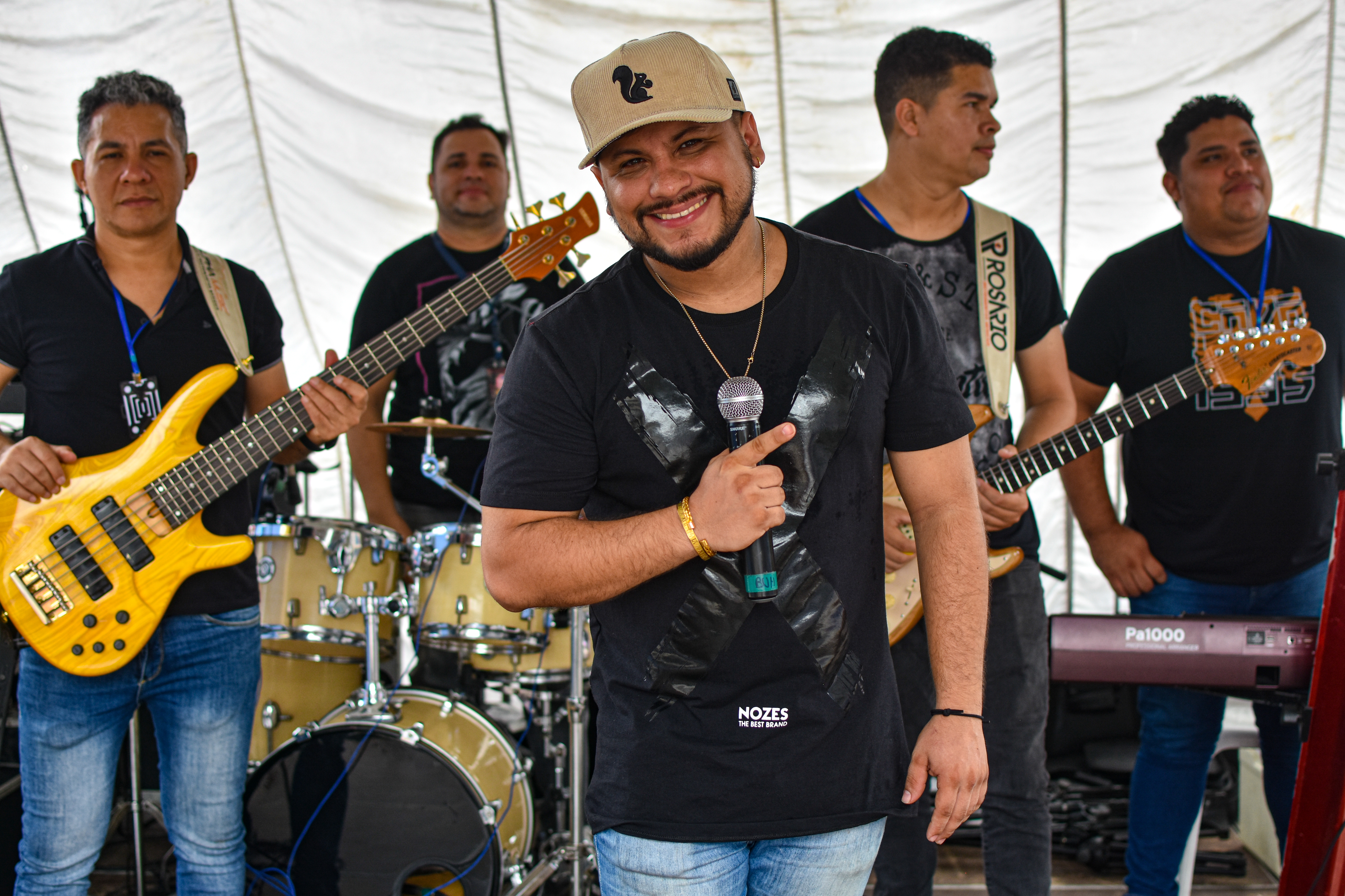 Agentes de limpeza urbana e prefeito de Belém se reúnem em confraternização