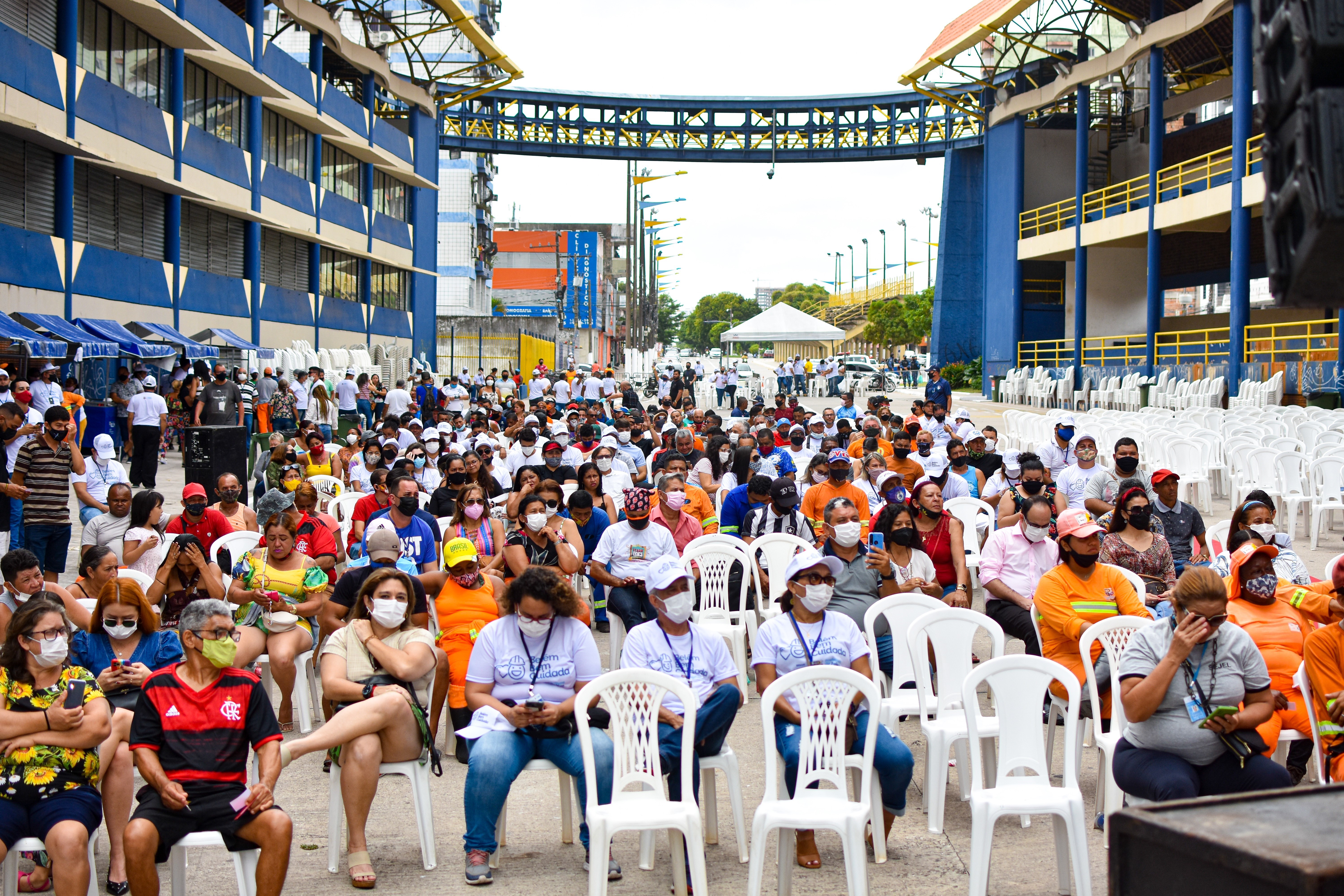 Agentes de limpeza urbana e prefeito de Belém se reúnem em confraternização