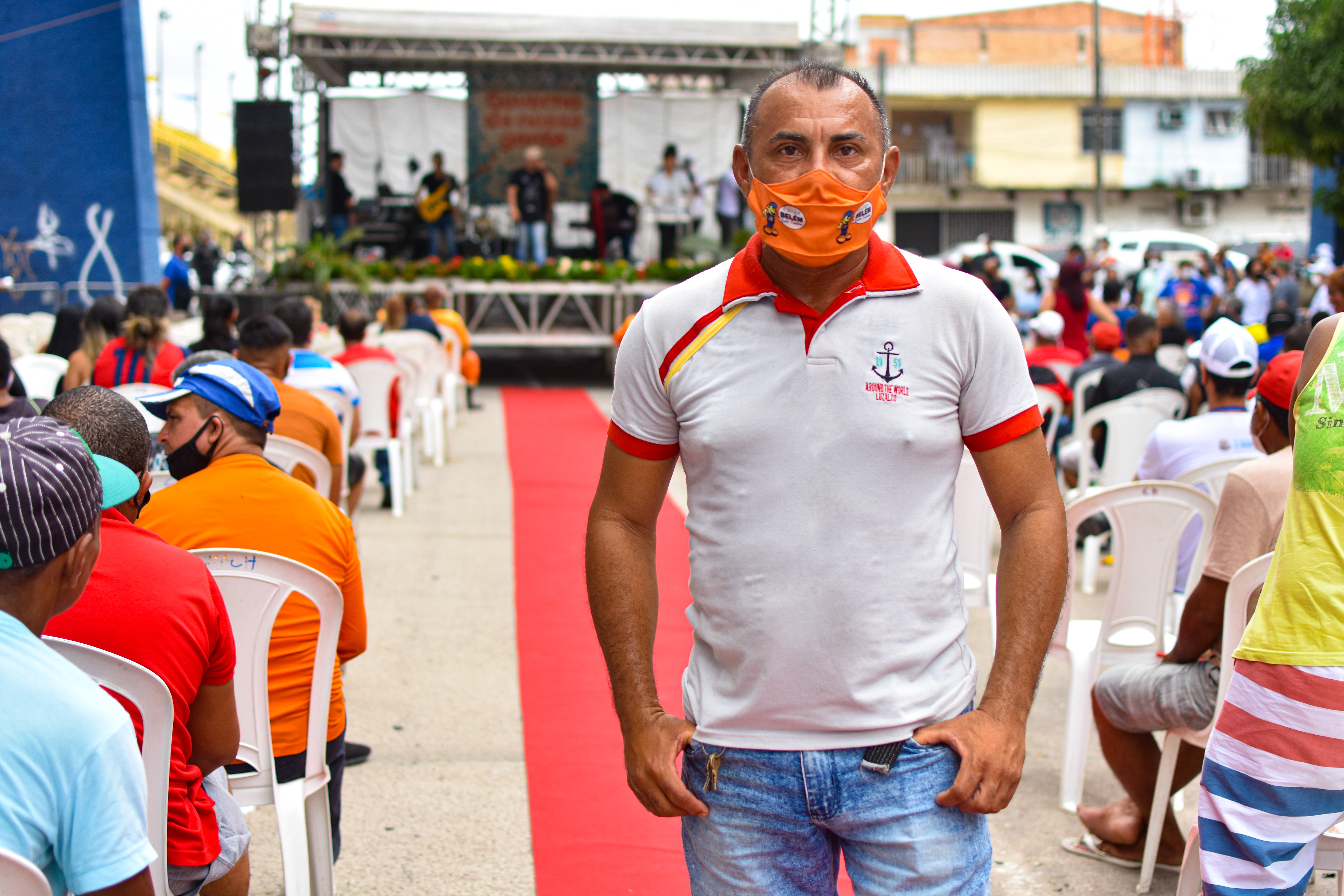 Agentes de limpeza urbana e prefeito de Belém se reúnem em confraternização