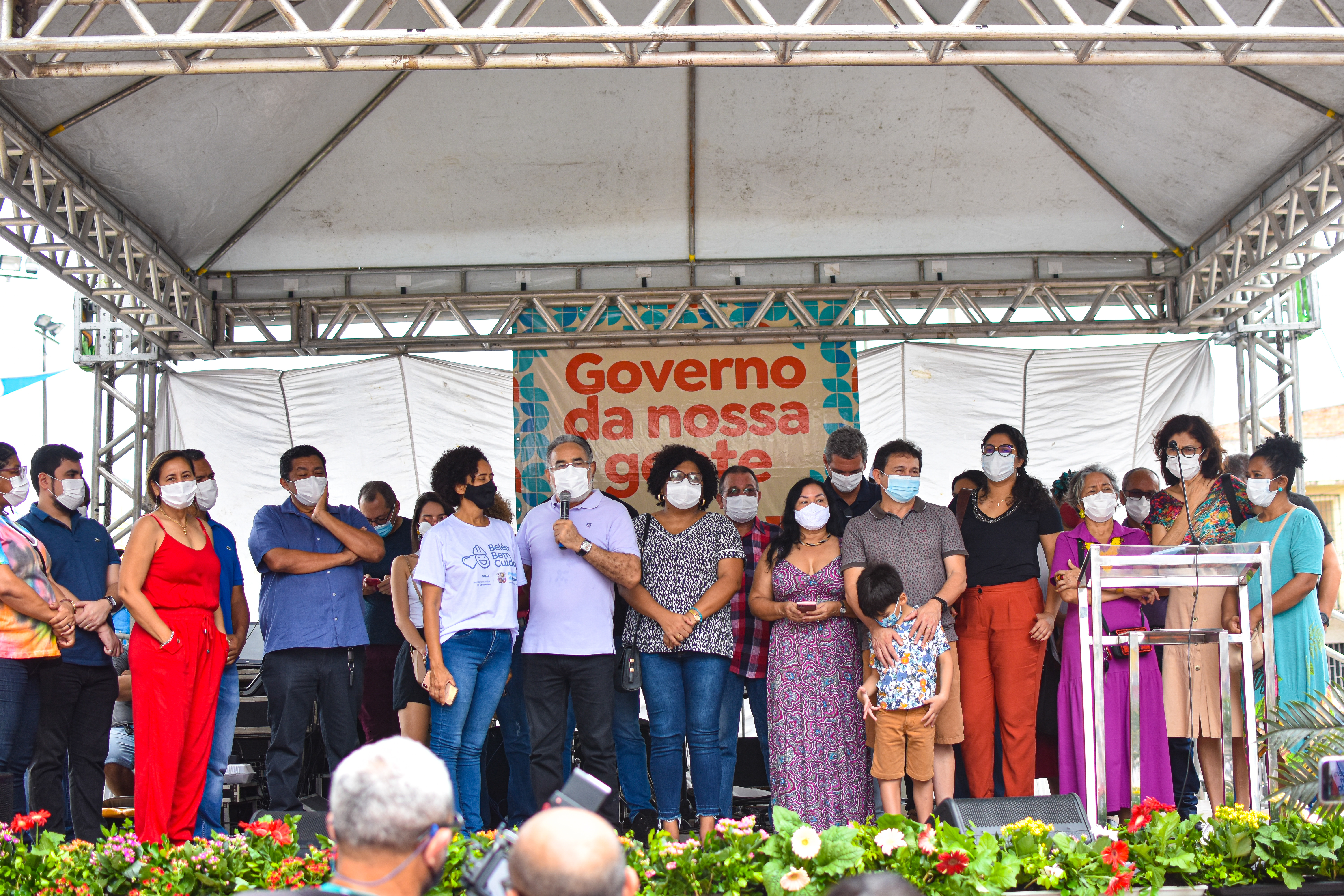 Agentes de limpeza urbana e prefeito de Belém se reúnem em confraternização