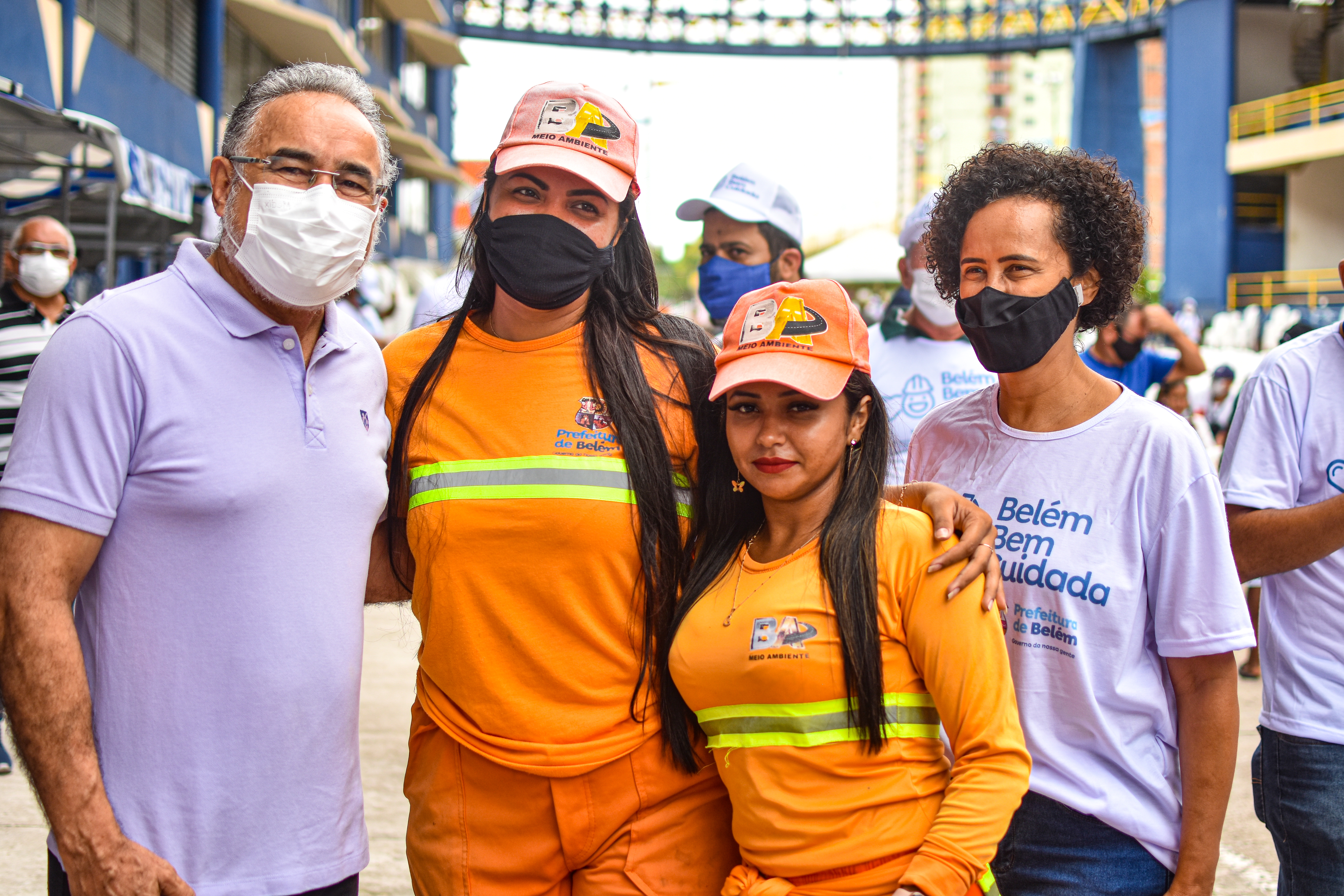 Agentes de limpeza urbana e prefeito de Belém se reúnem em confraternização