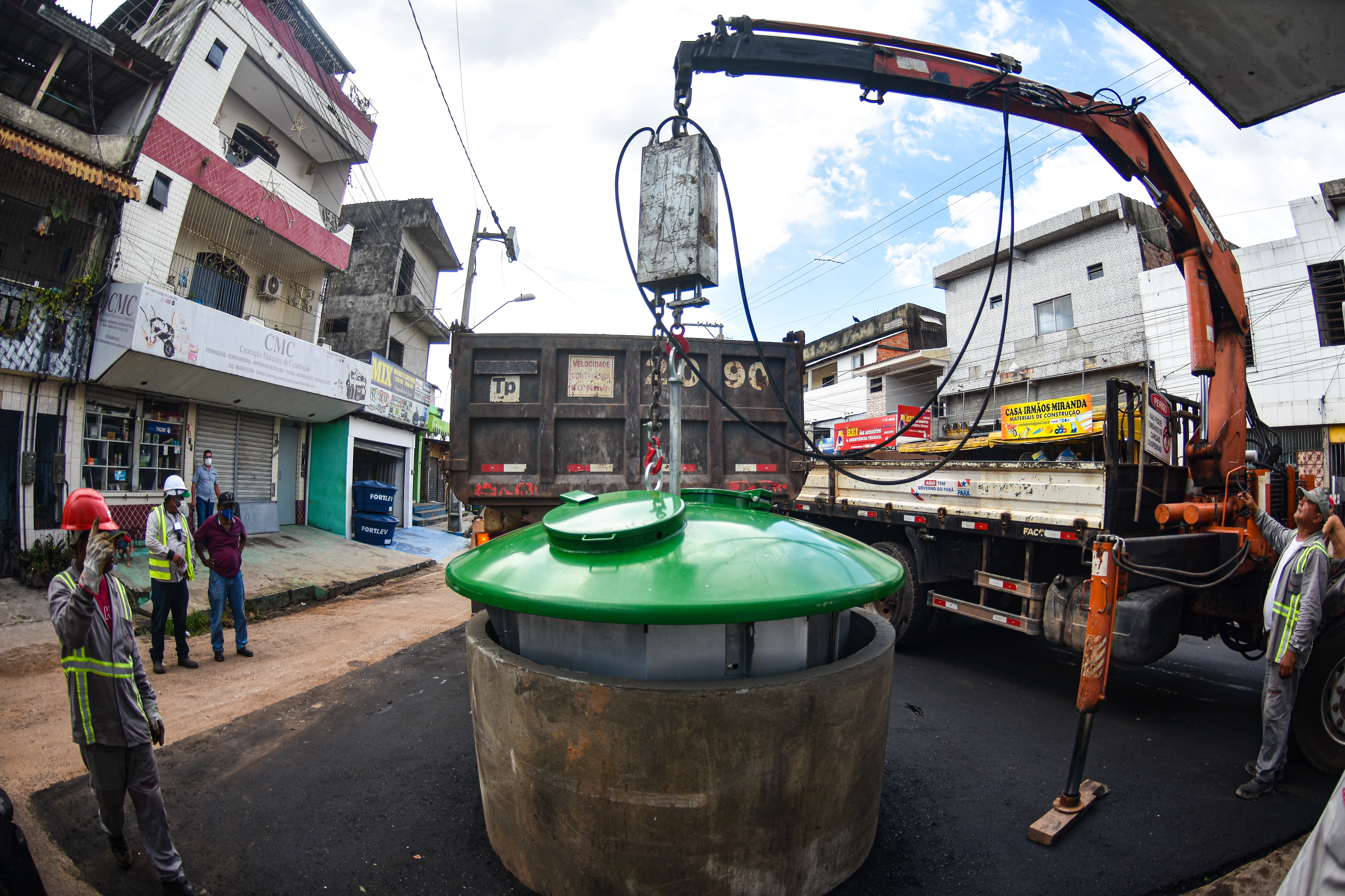 Prefeitura de Belém inicia testes de lixeiras subterrâneas em feiras da cidade