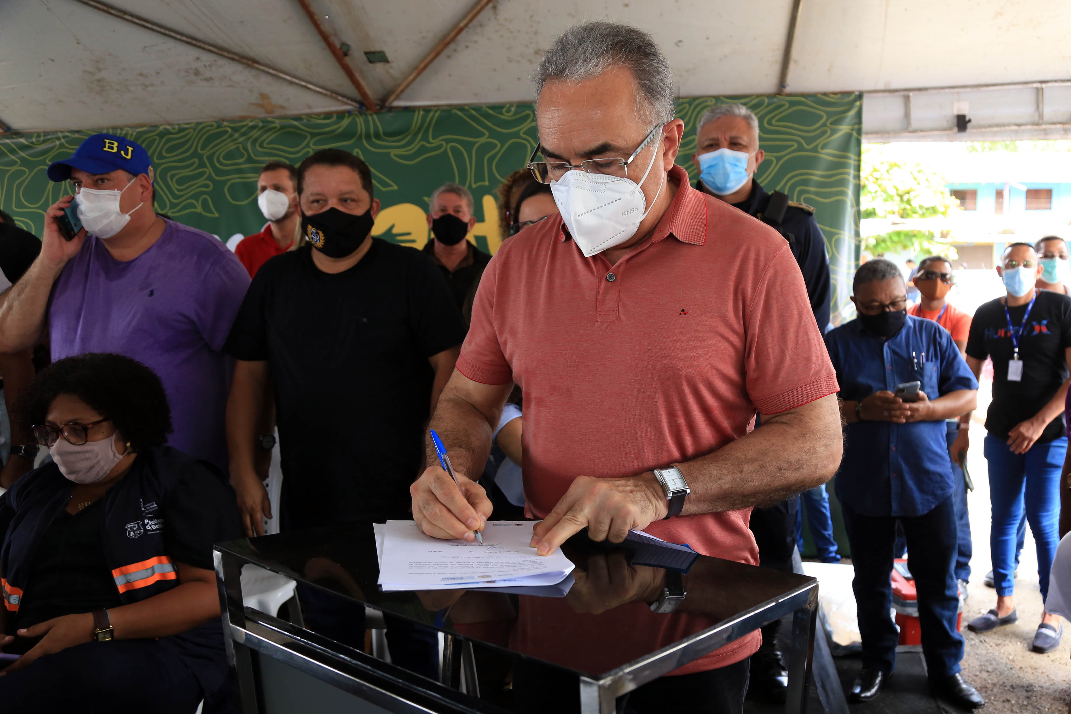 Prefeito de Belém anuncia ações emergenciais para Outeiro durante visita à ilha