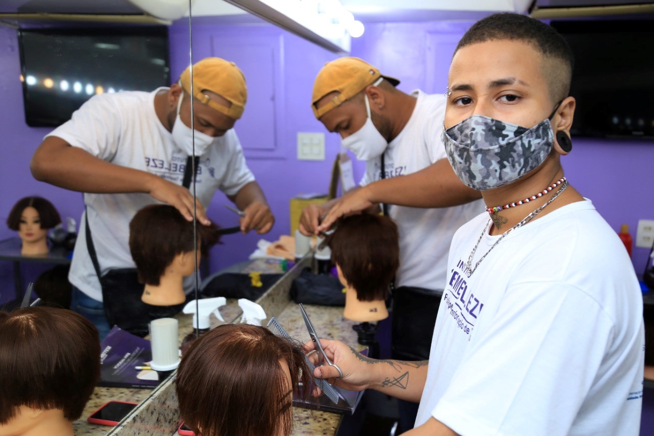 Curso de corte de cabelo para LGBTQIA+ promovido pela Prefeitura encerra com formatura nesta sexta, 28