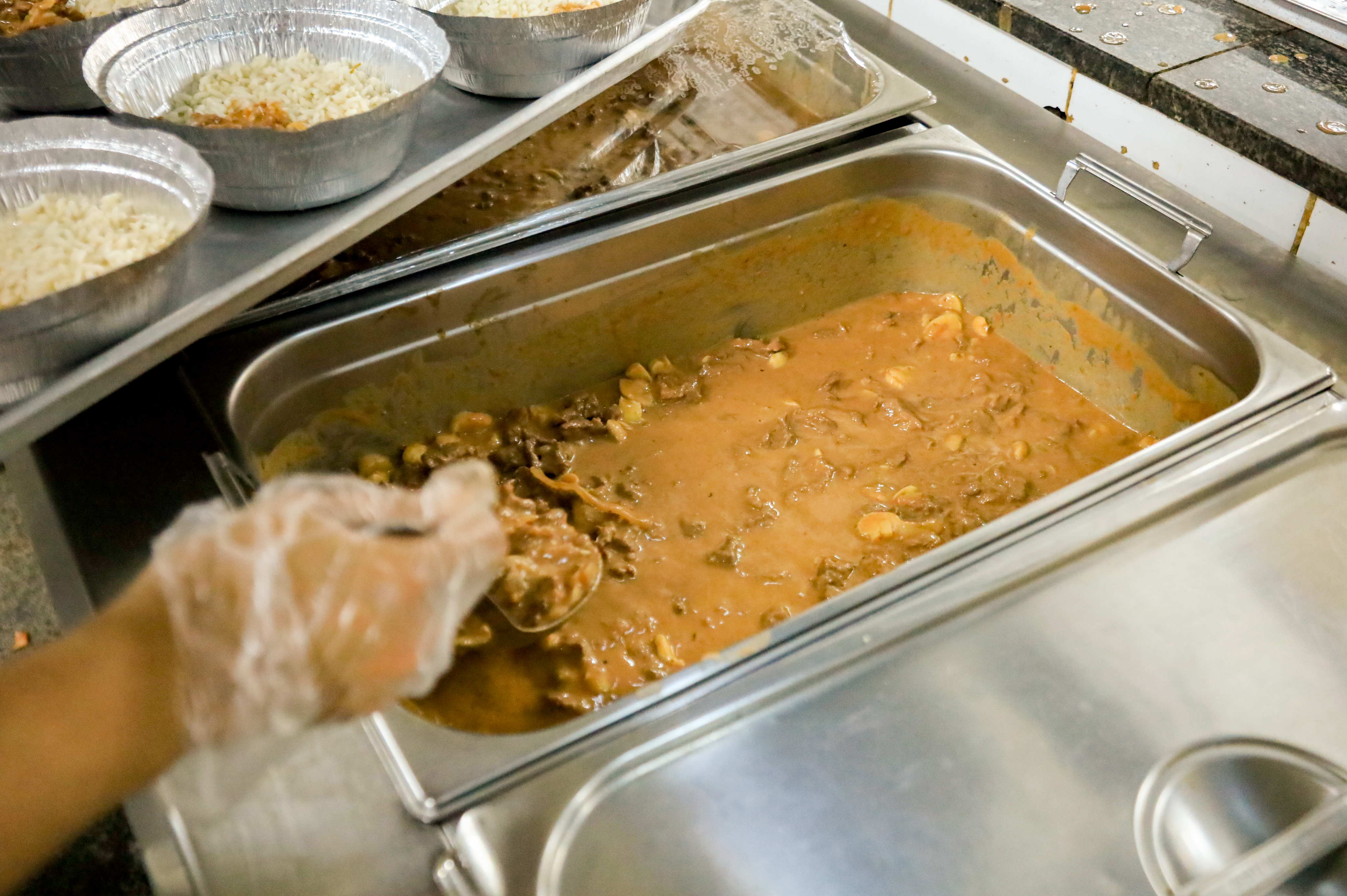 Restaurante Popular, uma das políticas de combate à fome, oferece cardápio especial às mulheres