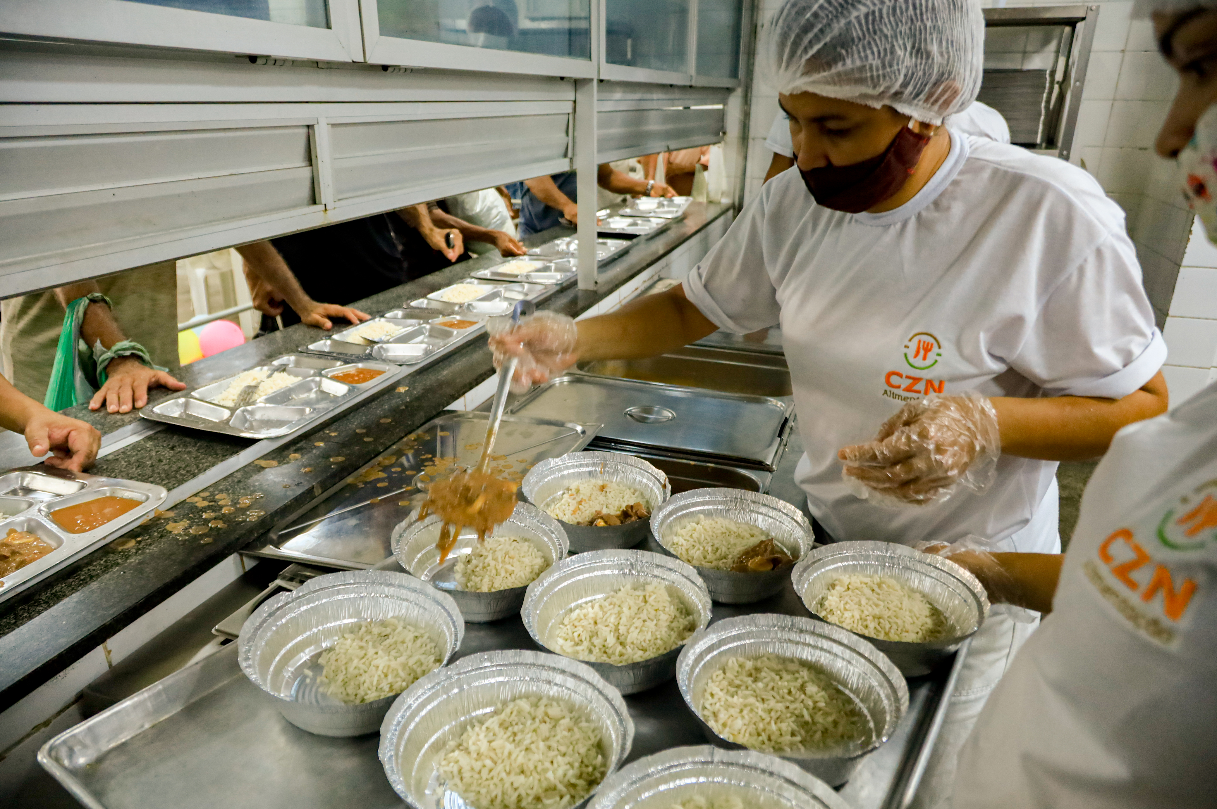 Restaurante Popular, uma das políticas de combate à fome, oferece cardápio especial às mulheres