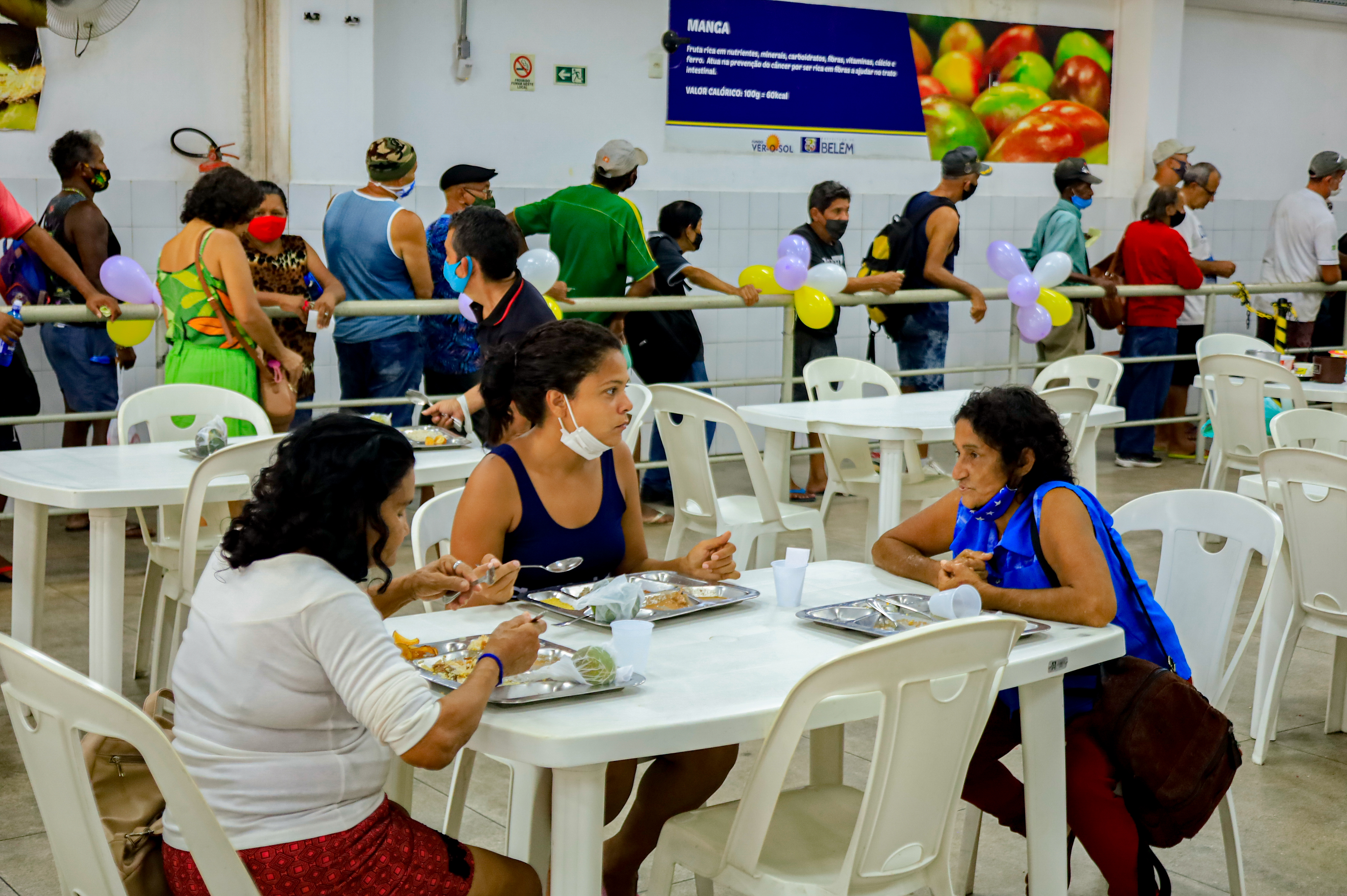 Restaurante Popular, uma das políticas de combate à fome, oferece cardápio especial às mulheres