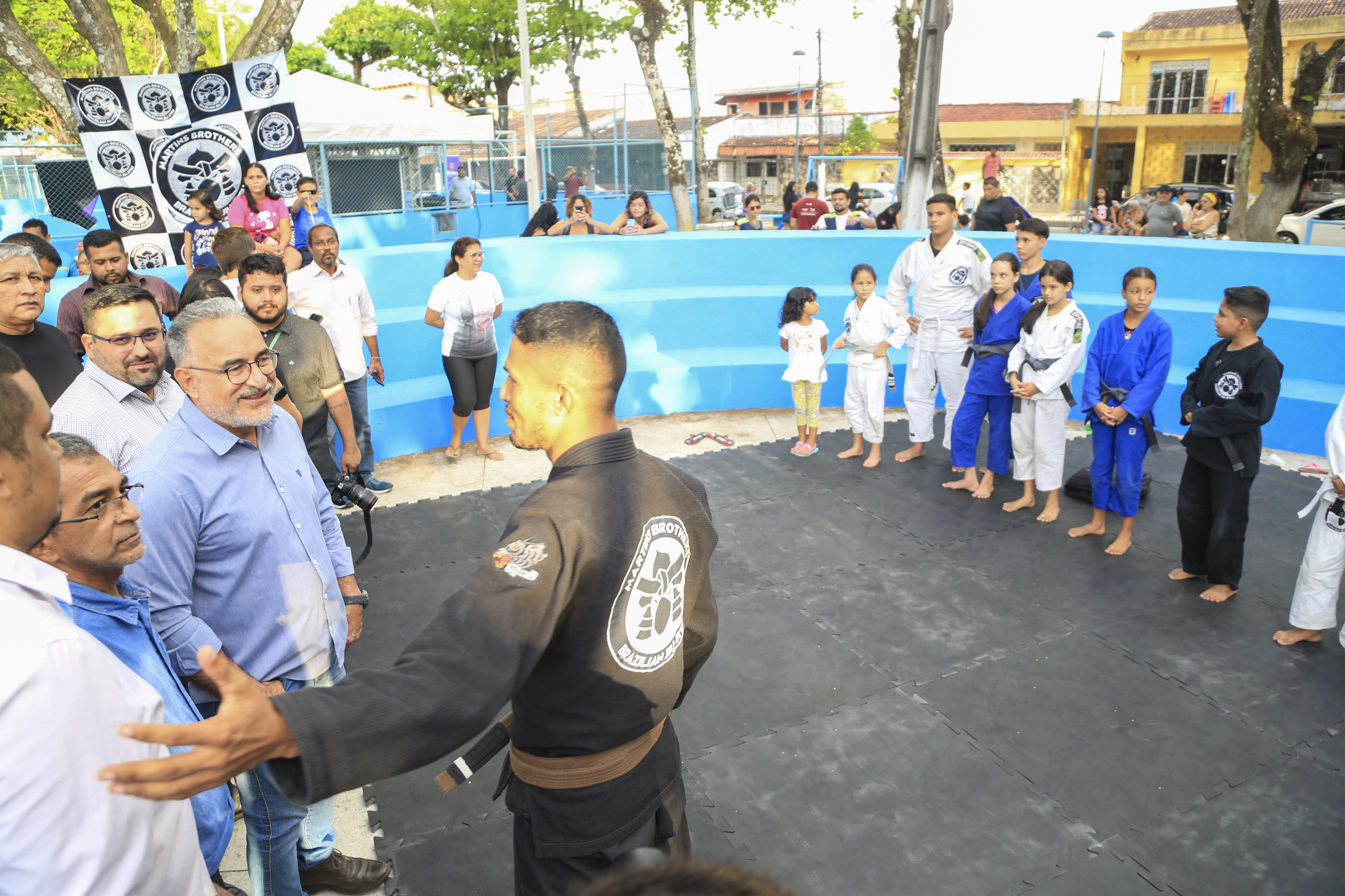 Moradores do bairro da Marambaia comemoram a entrega pela Prefeitura de novo espaço de lazer e convivência 