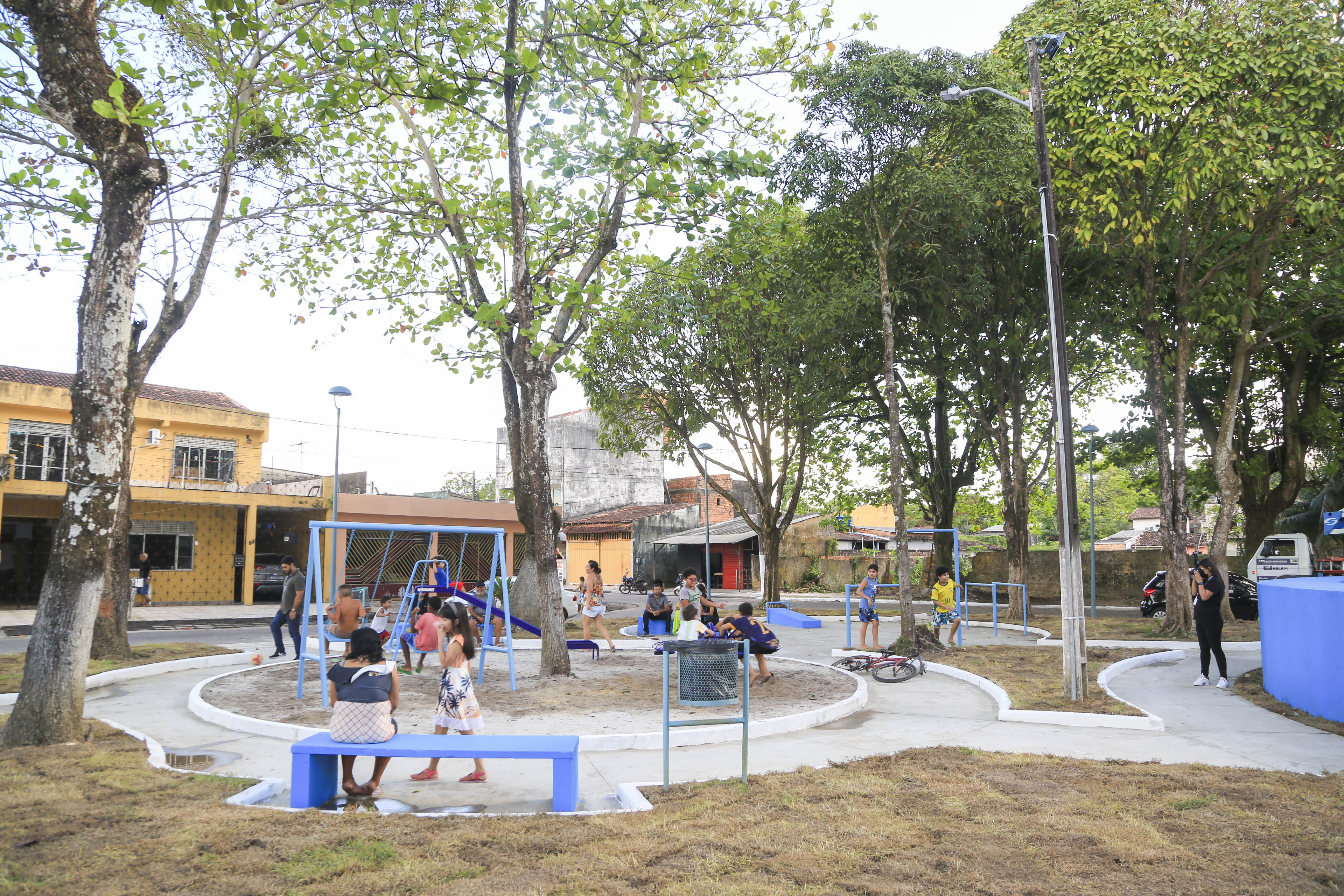 Moradores do bairro da Marambaia comemoram a entrega pela Prefeitura de novo espaço de lazer e convivência 
