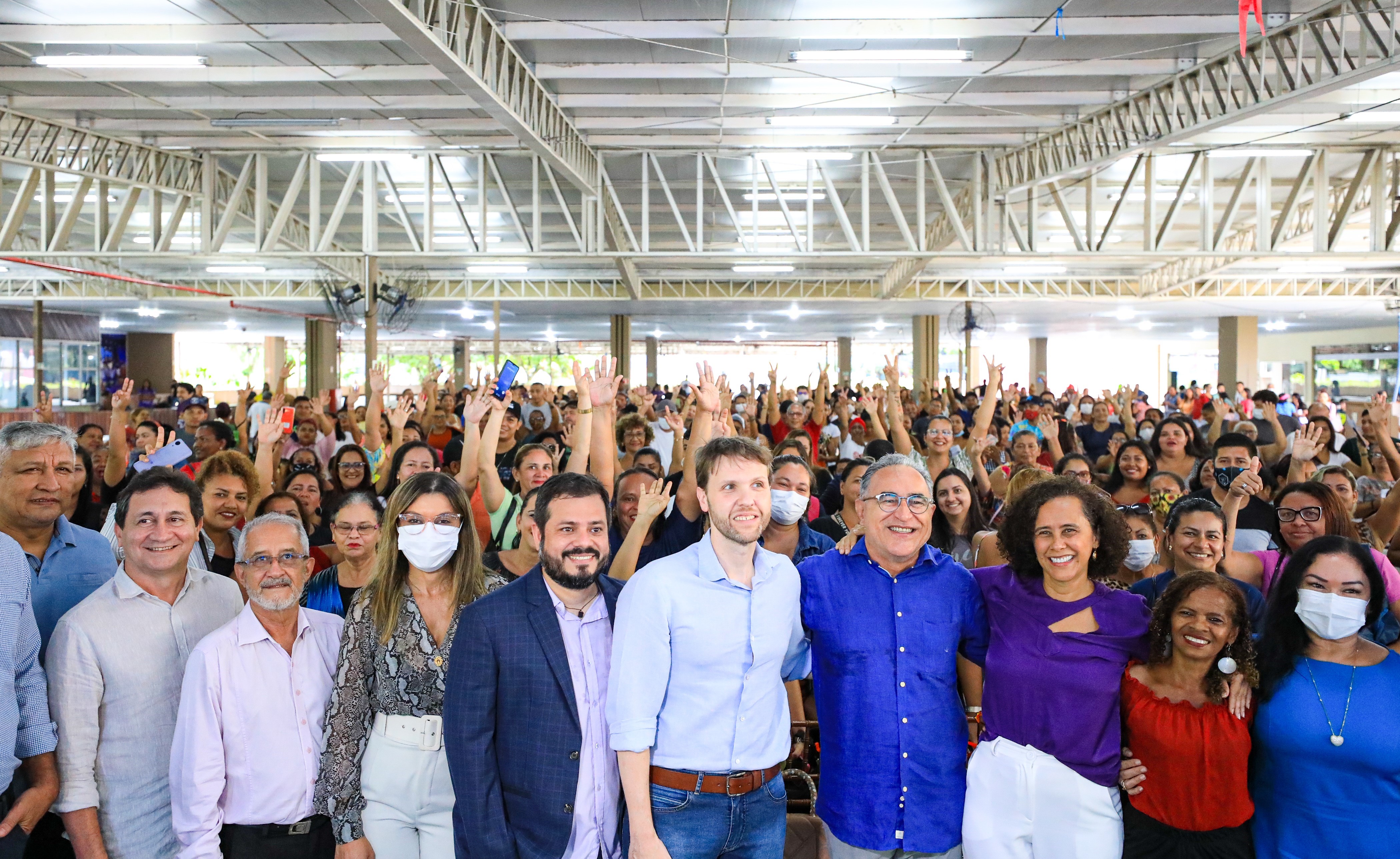 Moradores de Belém assinam os contratos dos residenciais Maracacuera I e II