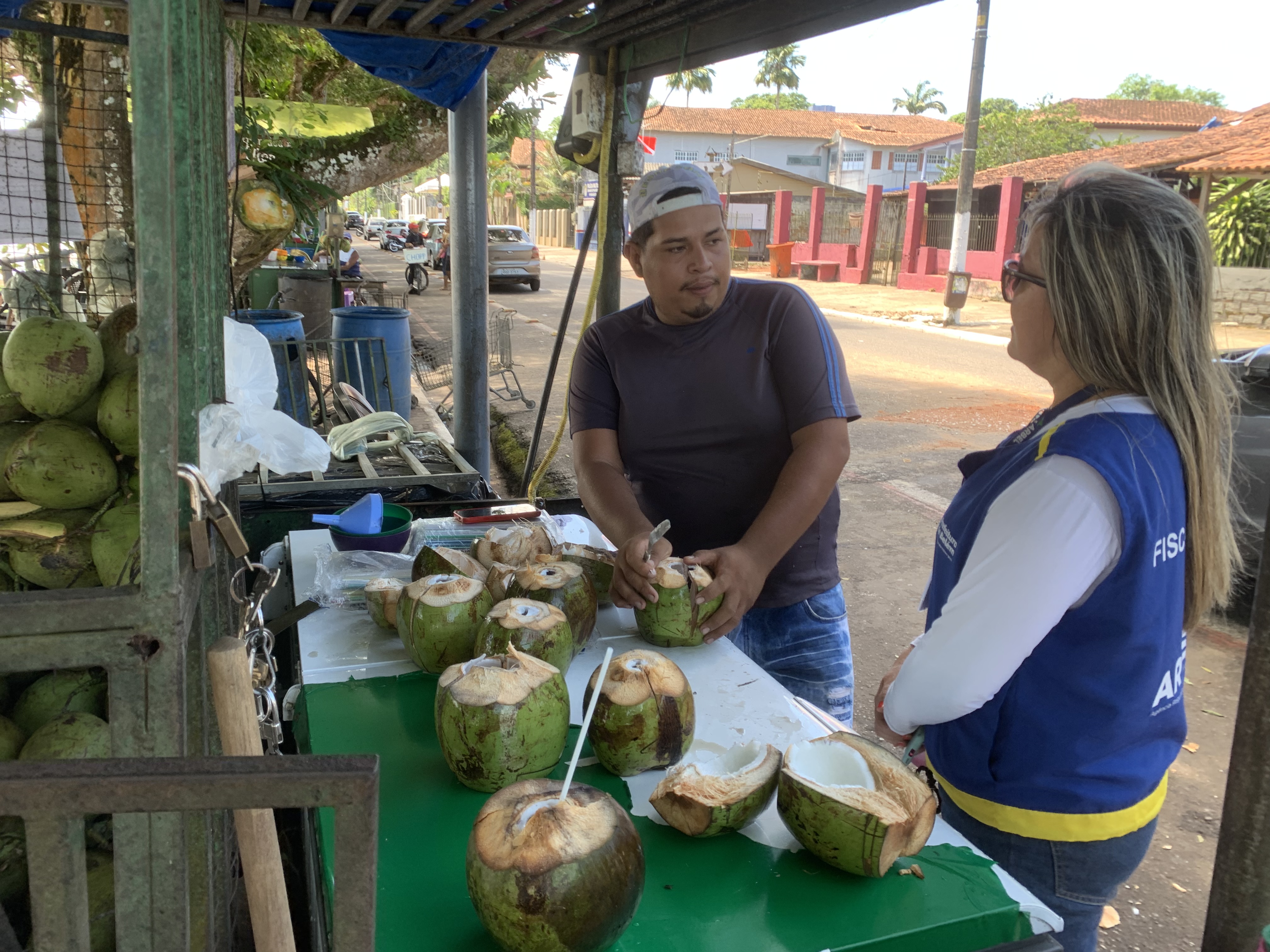 Comerciantes e moradores de Icoaraci recebem orientações sobre o descarte correto do lixo