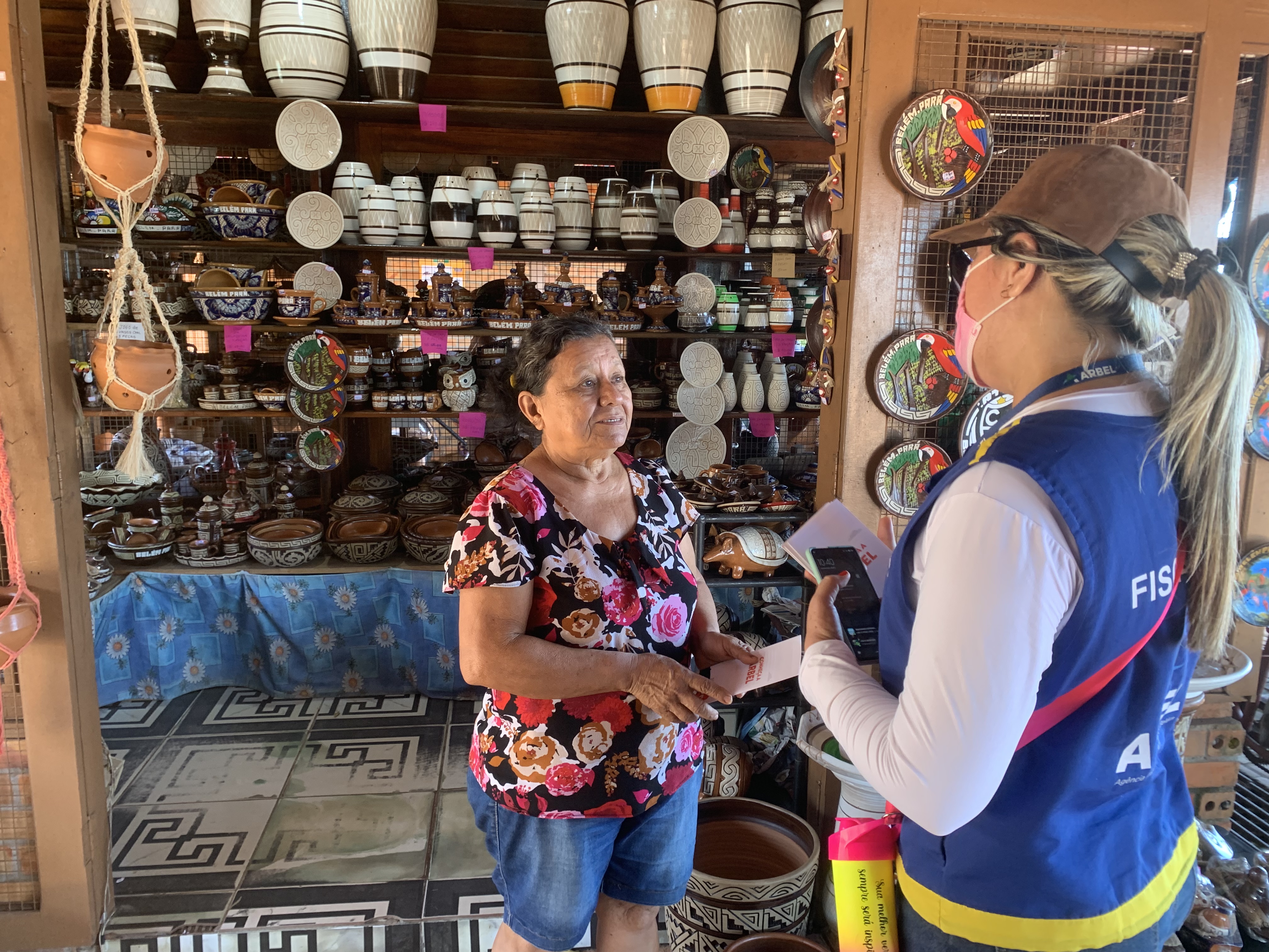 Comerciantes e moradores de Icoaraci recebem orientações sobre o descarte correto do lixo