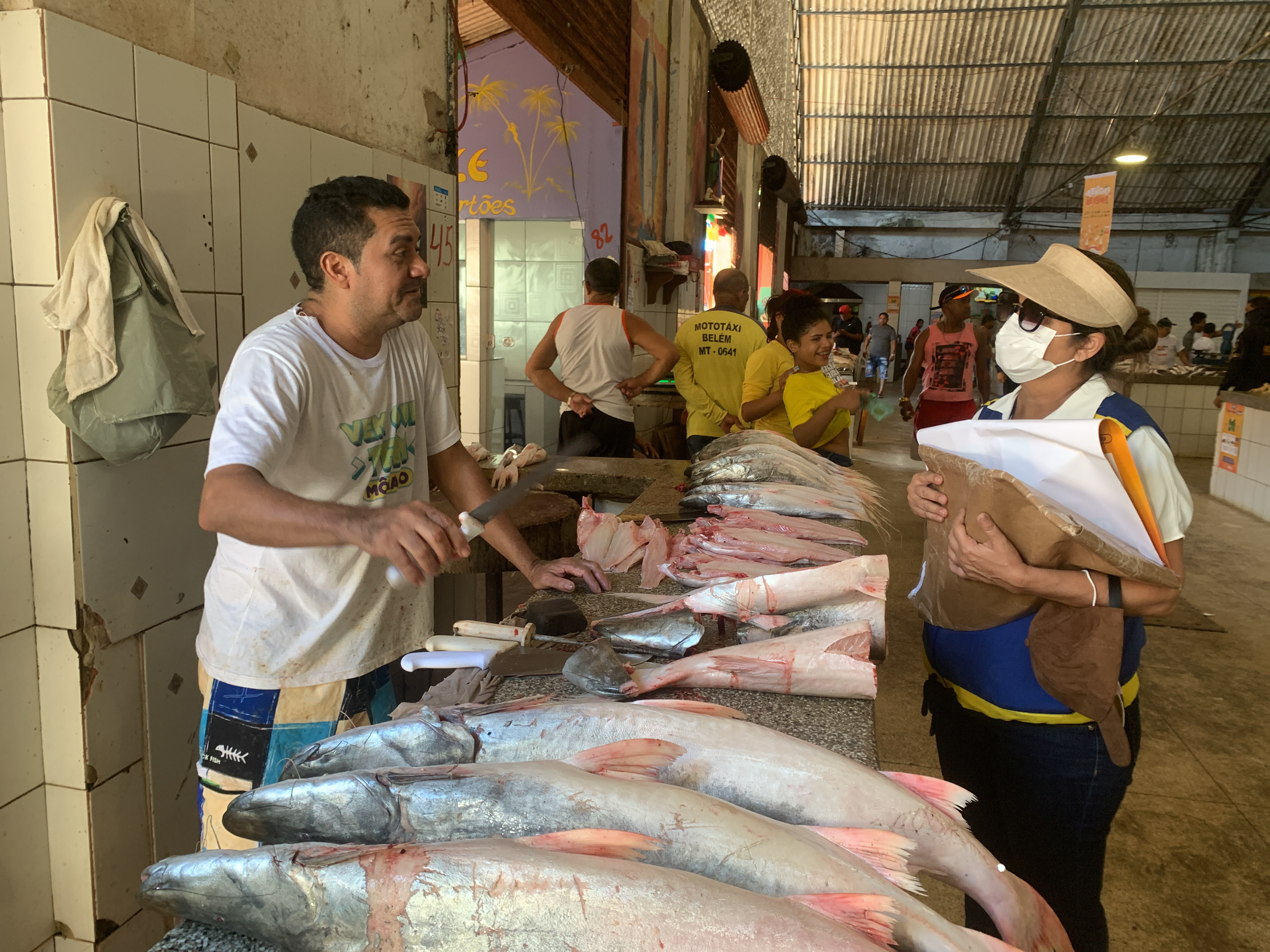 Comerciantes e moradores de Icoaraci recebem orientações sobre o descarte correto do lixo