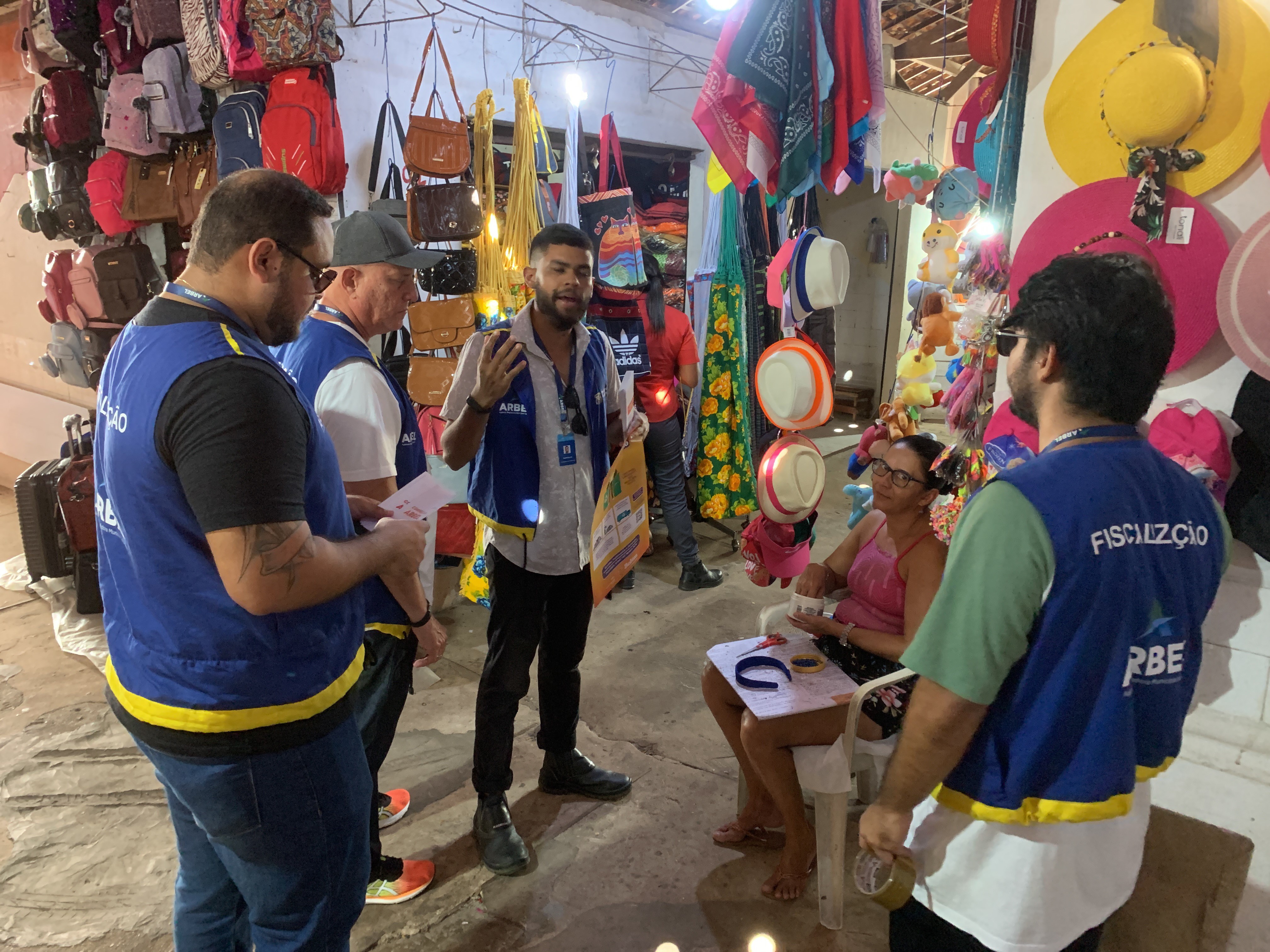 Comerciantes e moradores de Icoaraci recebem orientações sobre o descarte correto do lixo